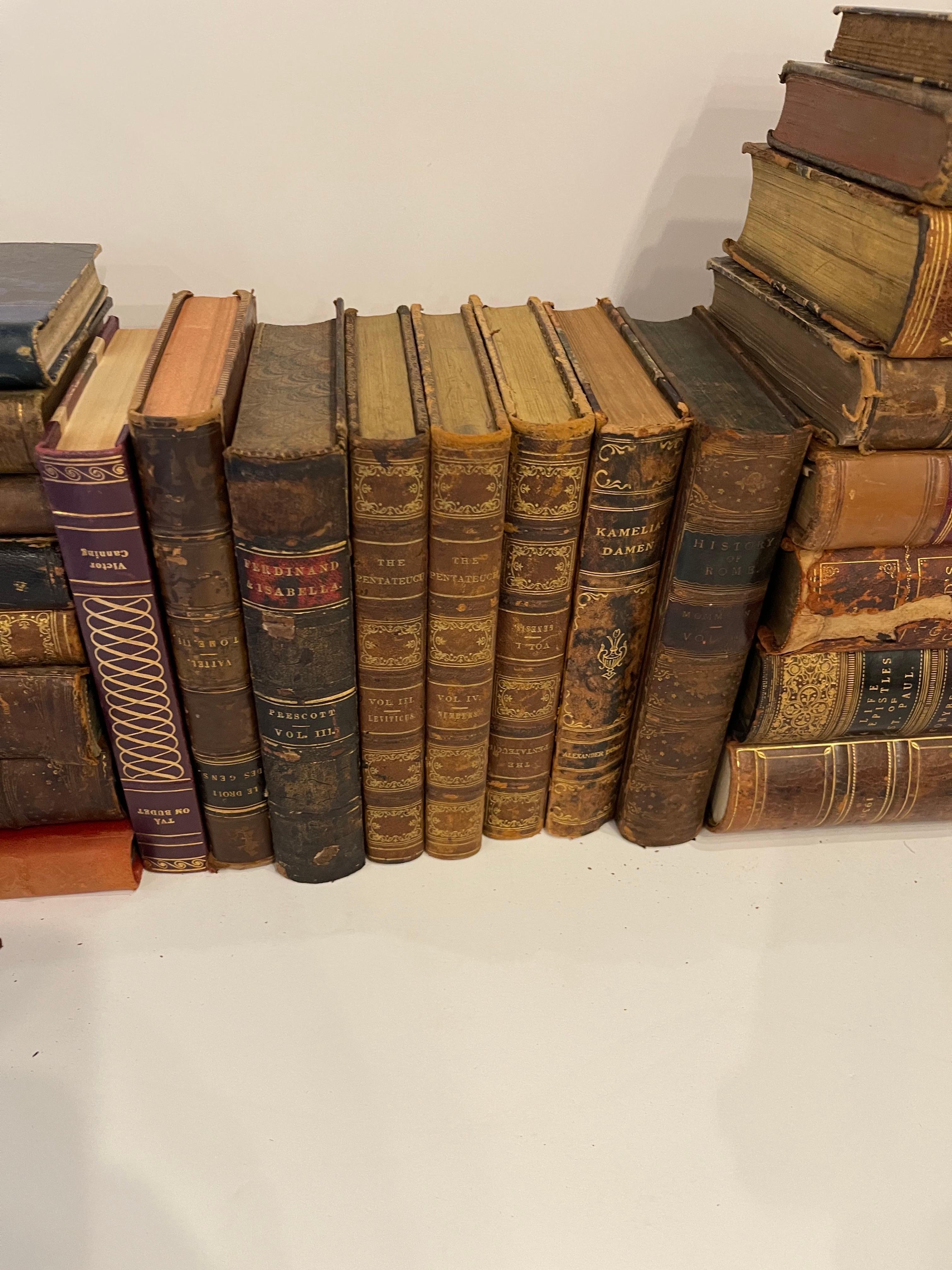 Groupe de 26 livres reliés en cuir ou marbrés assortis, 19e siècle Bon état - En vente à Savannah, GA