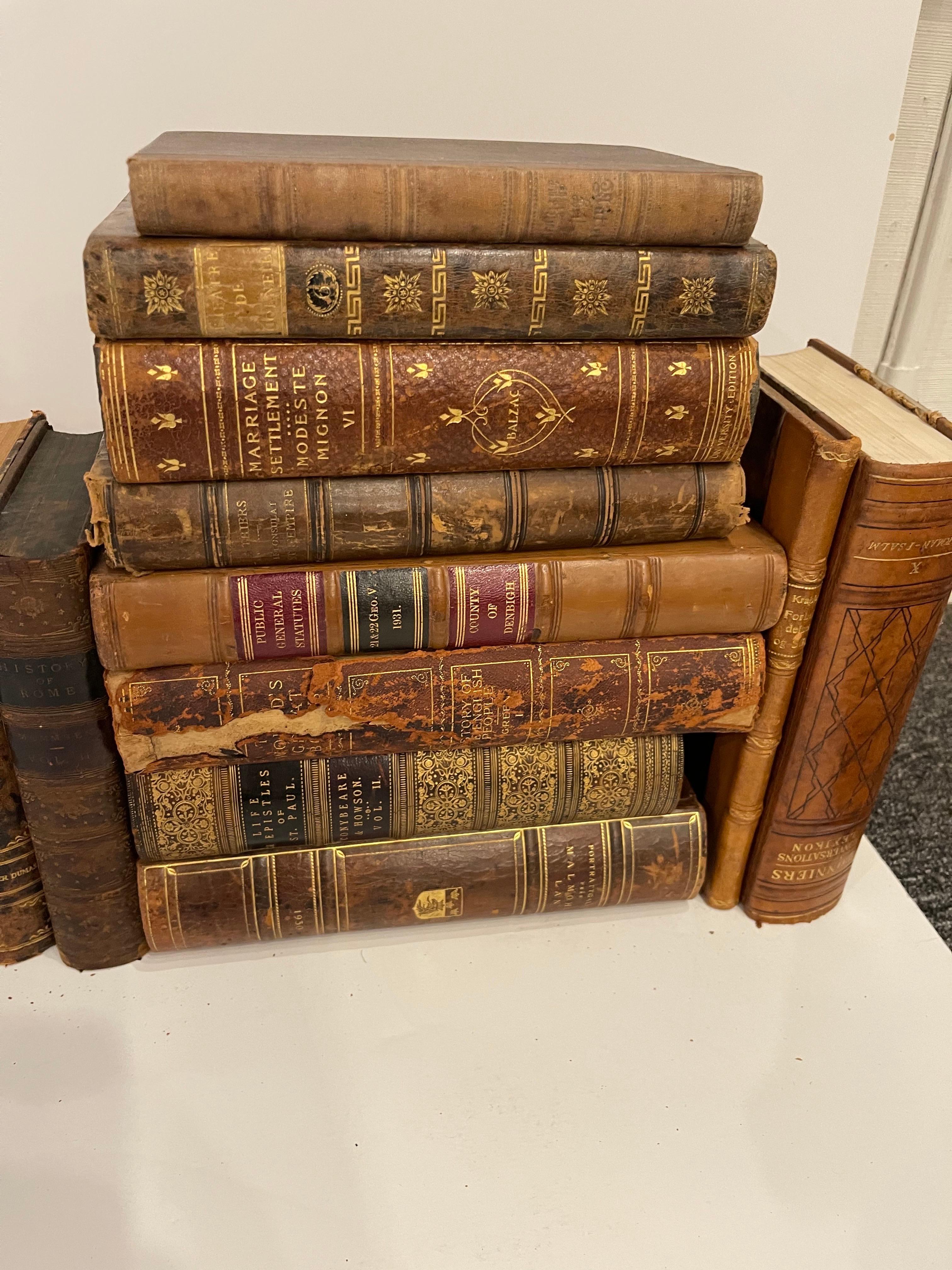 XIXe siècle Groupe de 26 livres reliés en cuir ou marbrés assortis, 19e siècle en vente