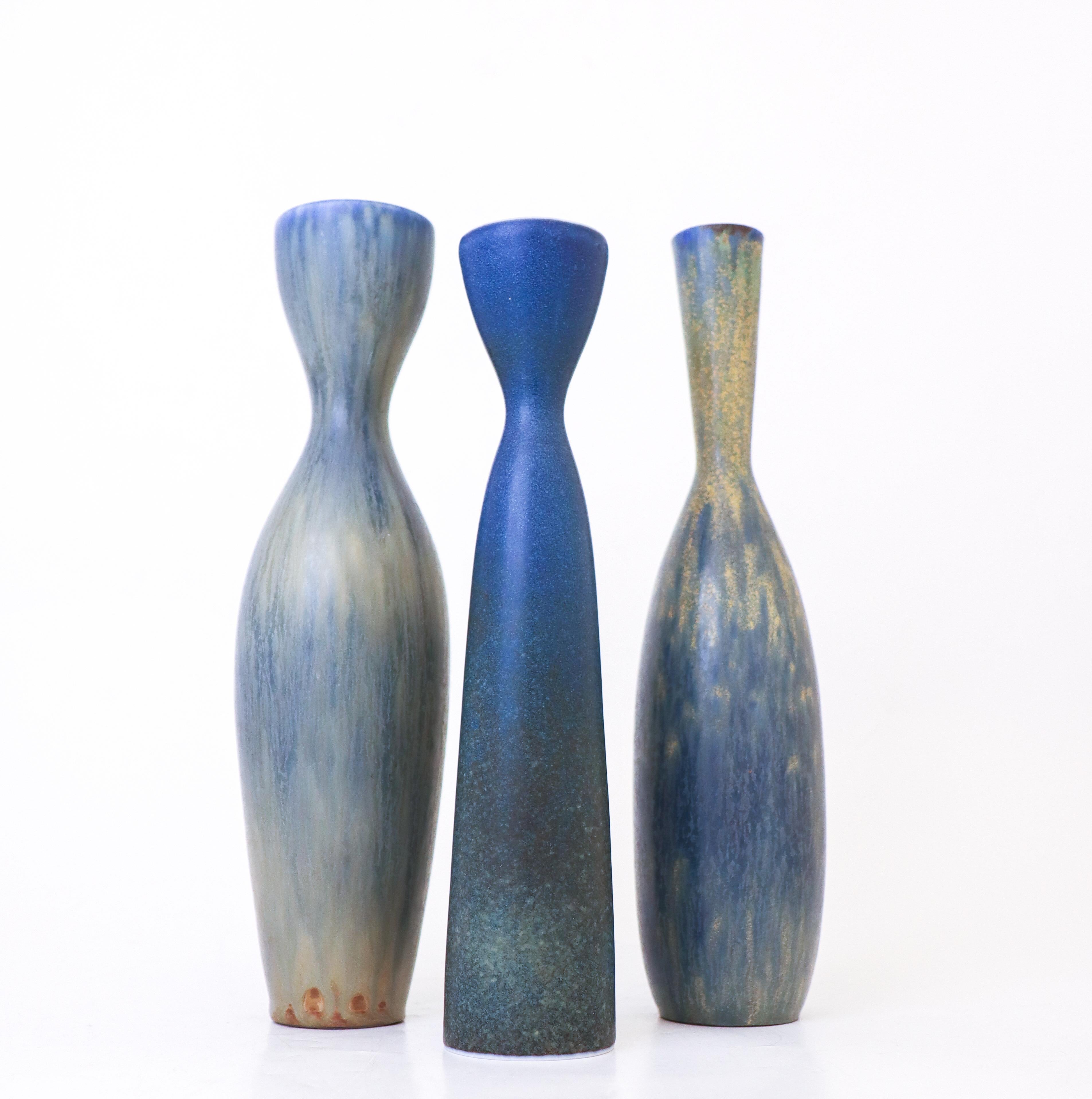Un groupe de trois vases conçus par Carl-Harry Stålhane chez Rörstrand dans les années 1950. Les vases mesurent entre 25,5 et 27,5 cm de haut et sont en excellent état. Ils ont tous des glaçures et des formes étonnantes. Celui qui se trouve à