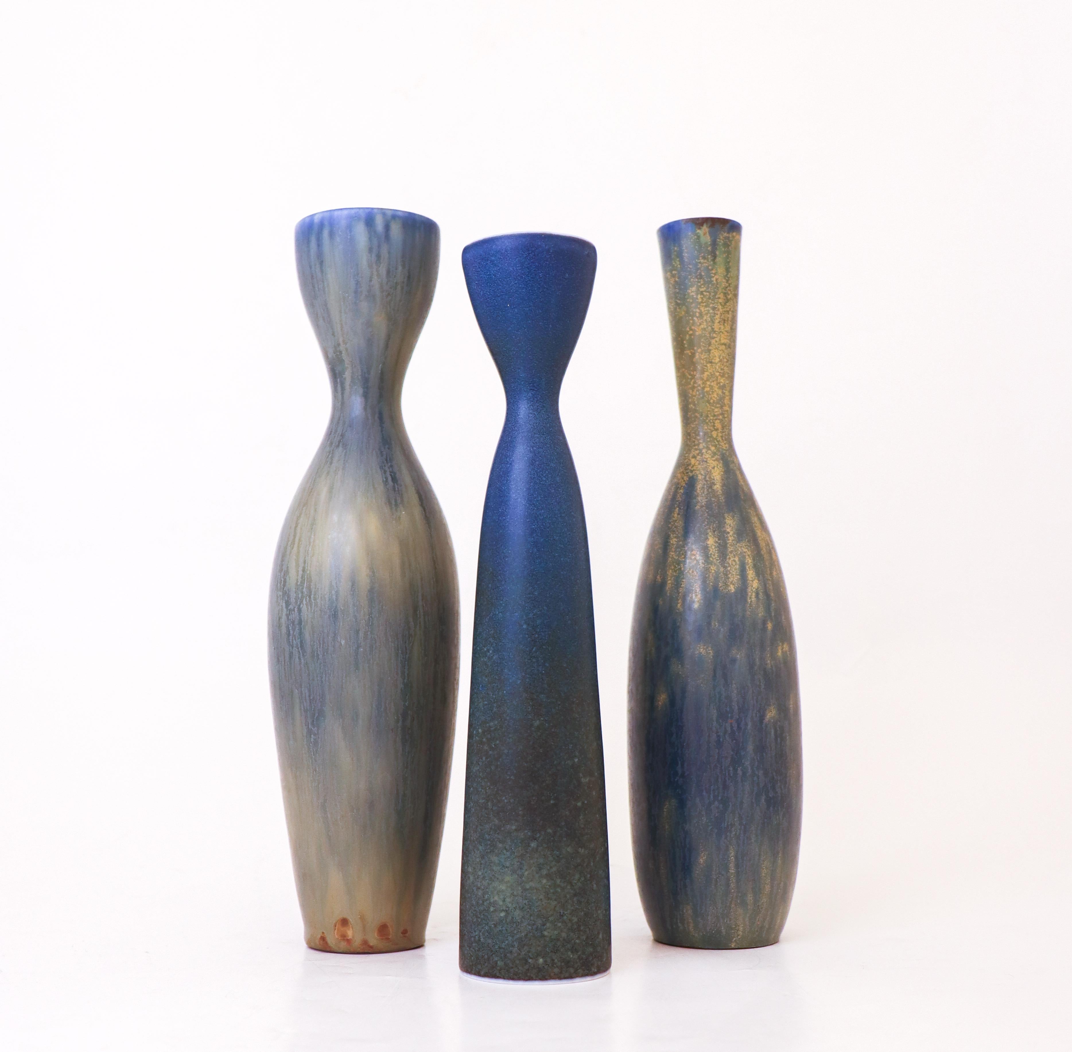 Scandinave moderne Groupe de 3 vases en céramique bleue - Rörstrand Carl-Harry Stålhane Midcentury Modernity en vente
