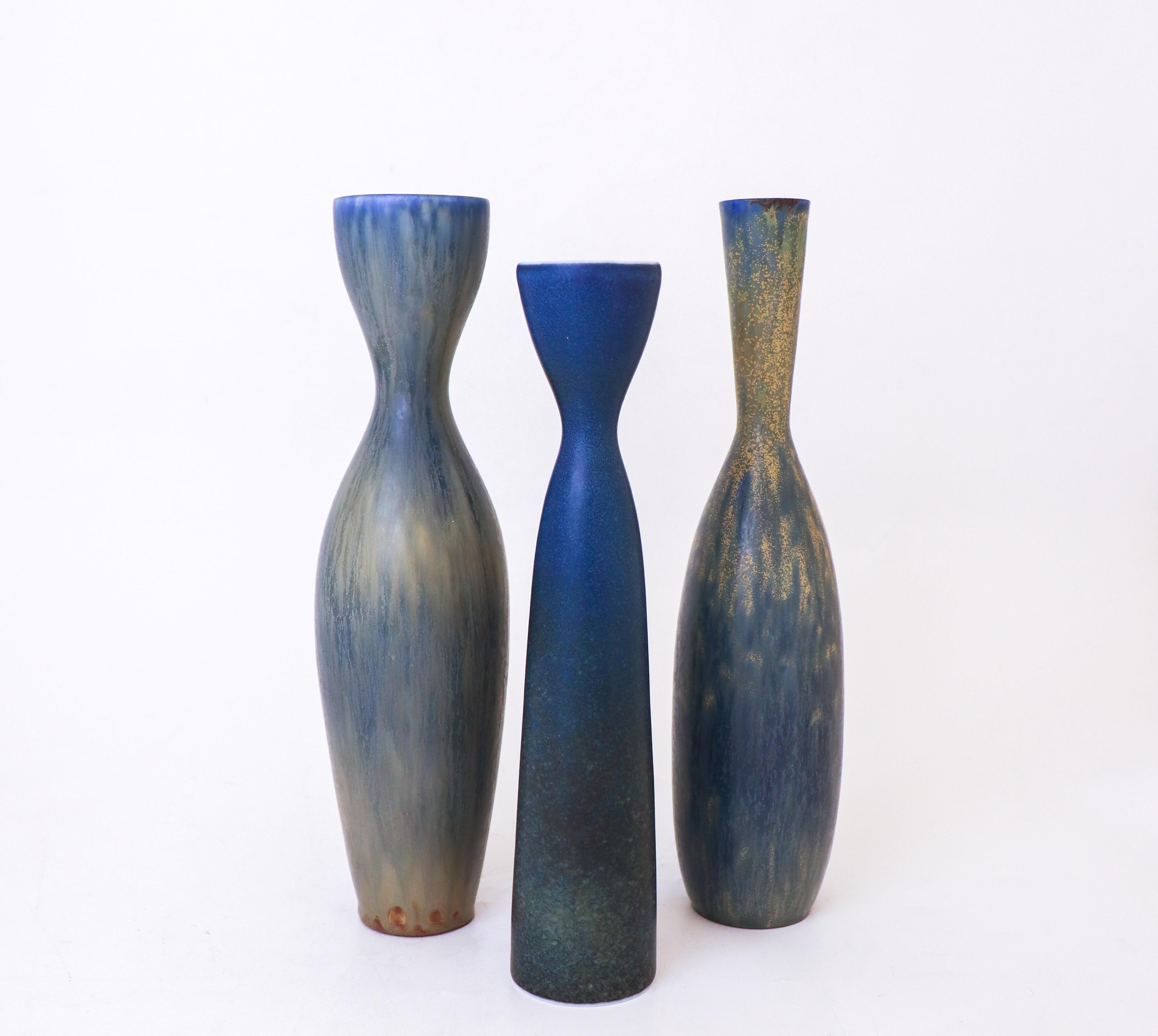 Suédois Groupe de 3 vases en céramique bleue - Rörstrand Carl-Harry Stålhane Midcentury Modernity en vente