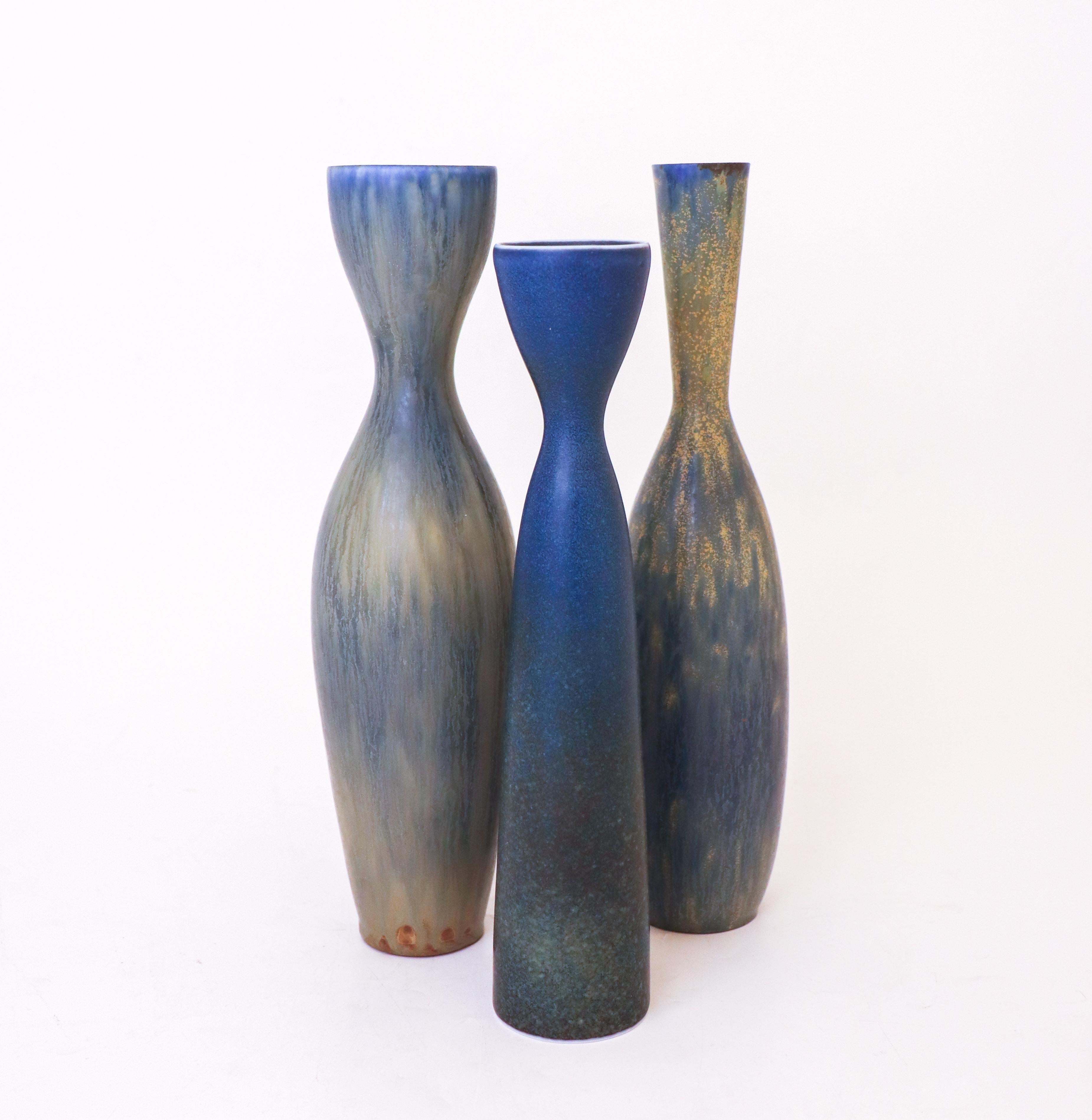 Vernissé Groupe de 3 vases en céramique bleue - Rörstrand Carl-Harry Stålhane Midcentury Modernity en vente