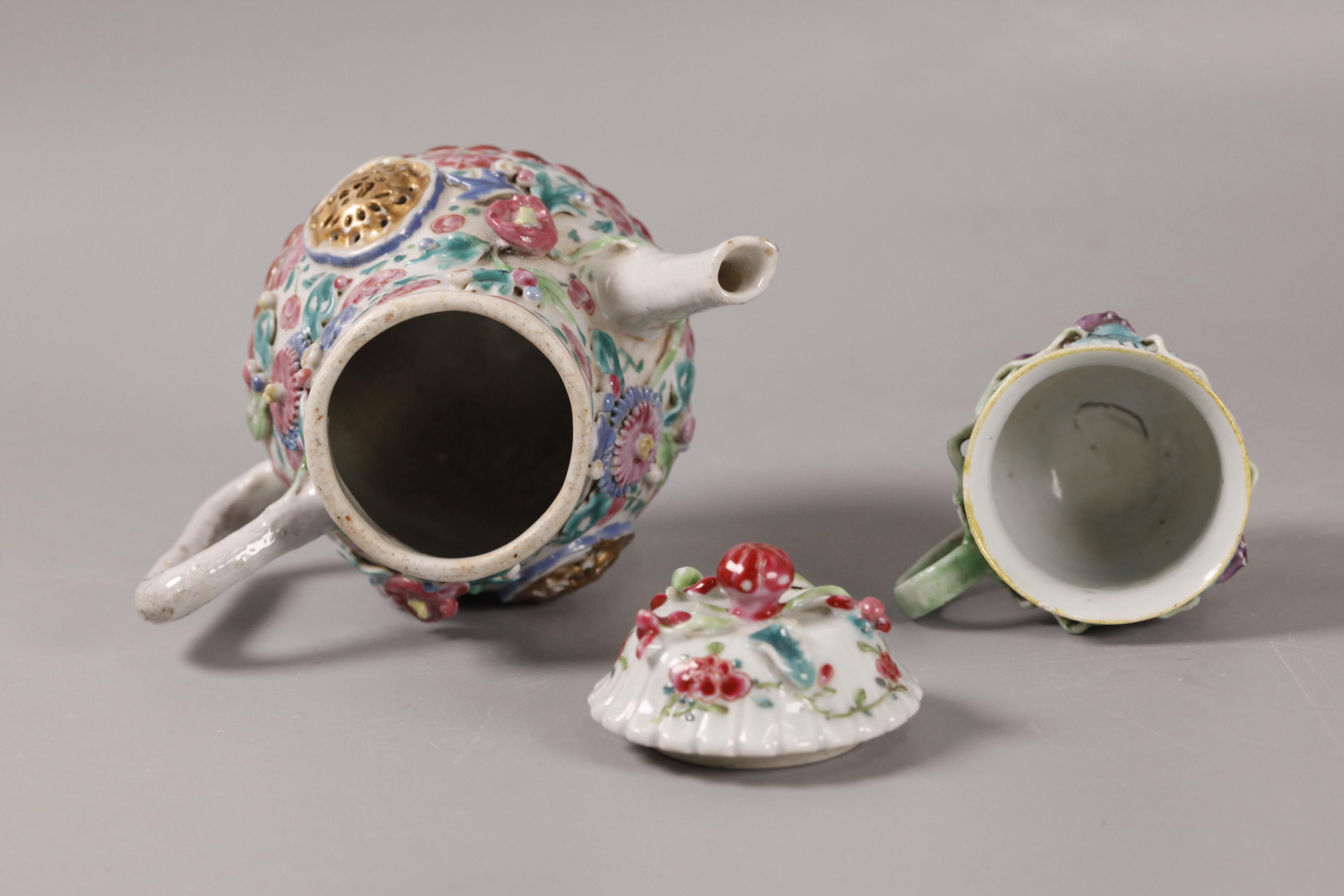 Chinois Groupe de 3 articles de table en porcelaine d'exportation chinoise, période Yongzheng en vente