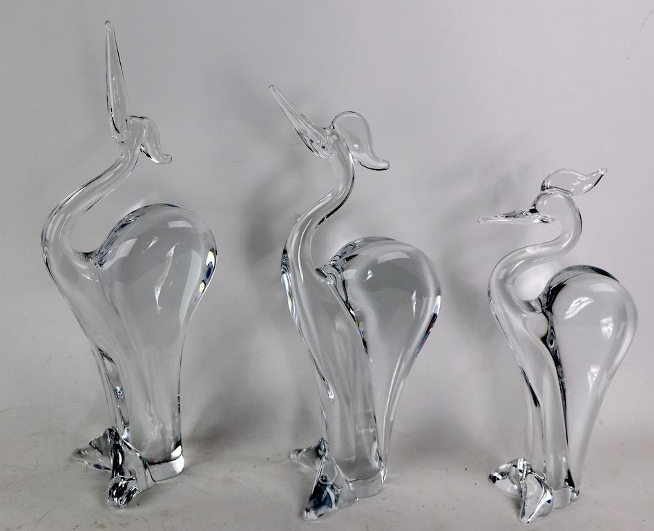 Joli groupe de trois oiseaux en cristal de Marcolin, fabriqués en Suède. Tous signés, et en parfait état. Le plus grand 13,5 pouces, le moyen 12 H x le plus petit 10,5 H (pouces).