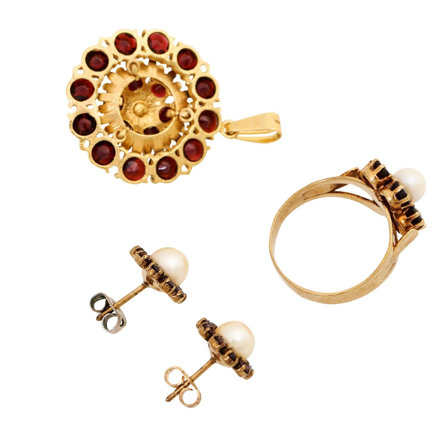 

consisting of pendant, D: 2.5 cm, ring, RW: 58 and ear studs, D: 11 mm, each set with rosettes of garnet roses and 4 cultured Akoya pearls, approx. 5-6.5 mm, 1 pearl rubbed, GG 8K, 11 g, 20./21. Century, slight signs of wear, 1 back pin