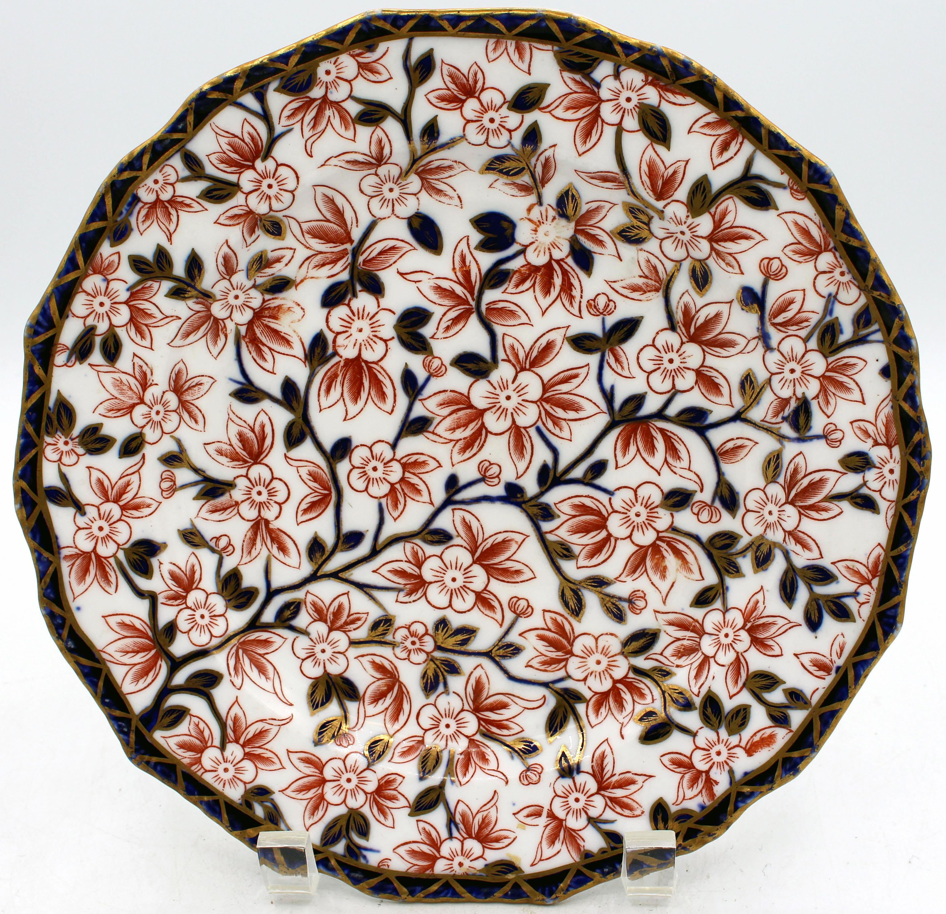 1882 Groupe de 4 assiettes à dessert Crown Derby, anglais. Couleurs Imari du motif de prunus. Bleu sous glaçure, orange sous glaçure et dorure. 3 avec la marque noire de 1882, la marque de date et l'impression 