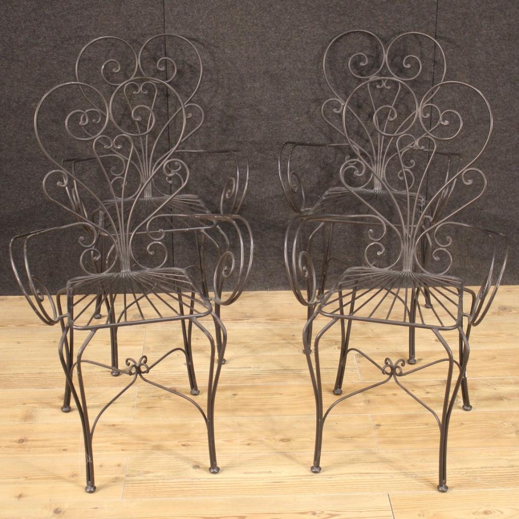 Group of 4 French armchairs from the late 20th century. Forged iron furniture of beautiful line and pleasant decor. Armchairs to be placed in a living room, ideal for outdoor use or under a porch. Seat height of 47 cm. Of discreet comfort, to be