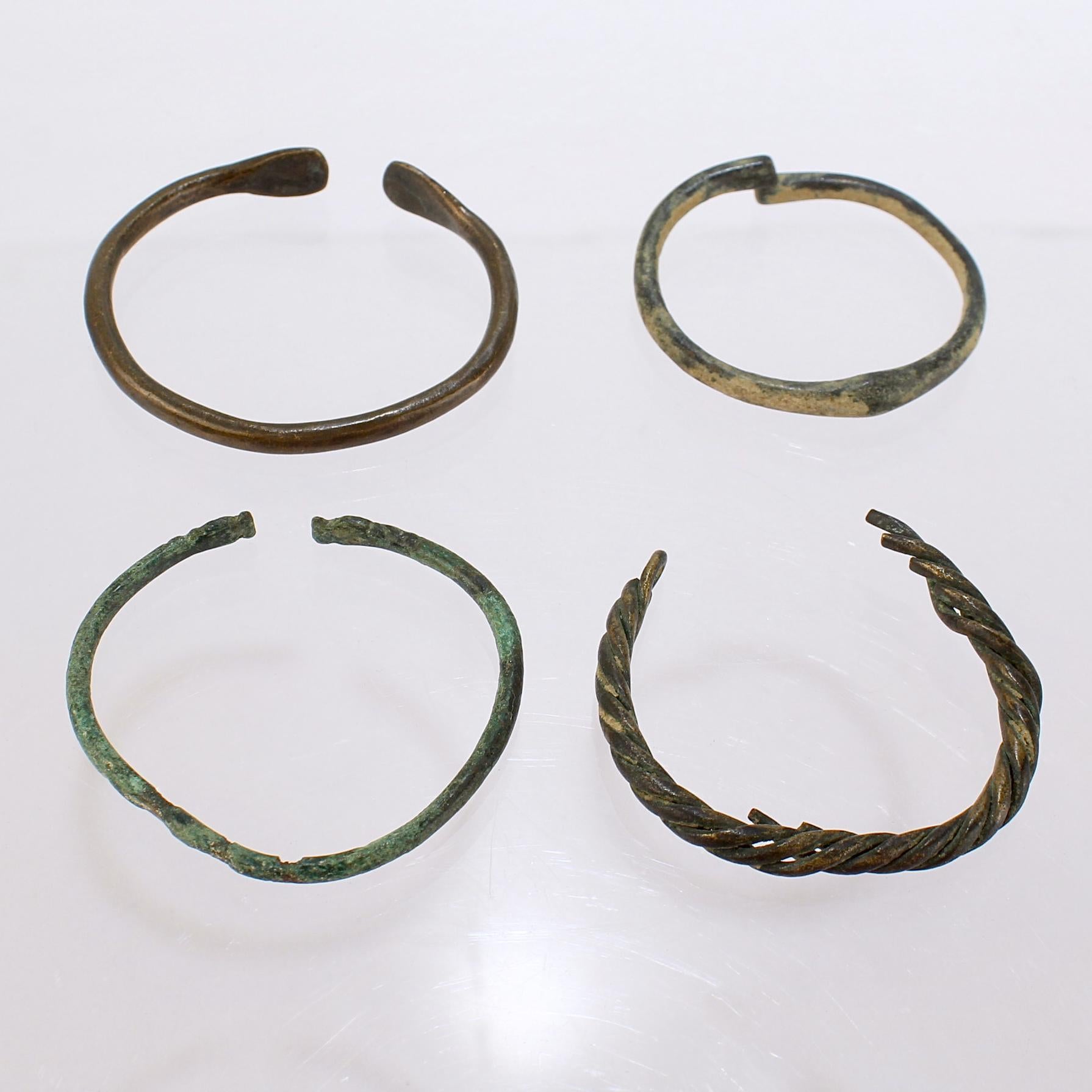 Groupe de bracelets en bronze de l'Antiquité romaine.

L'un d'entre eux est doté d'une conception torsadée. Un avec des pointes rabotées.

Provenant de la collection privée de Lawrence Majewski, ancien conservateur au Metropolitan Museum of Art.