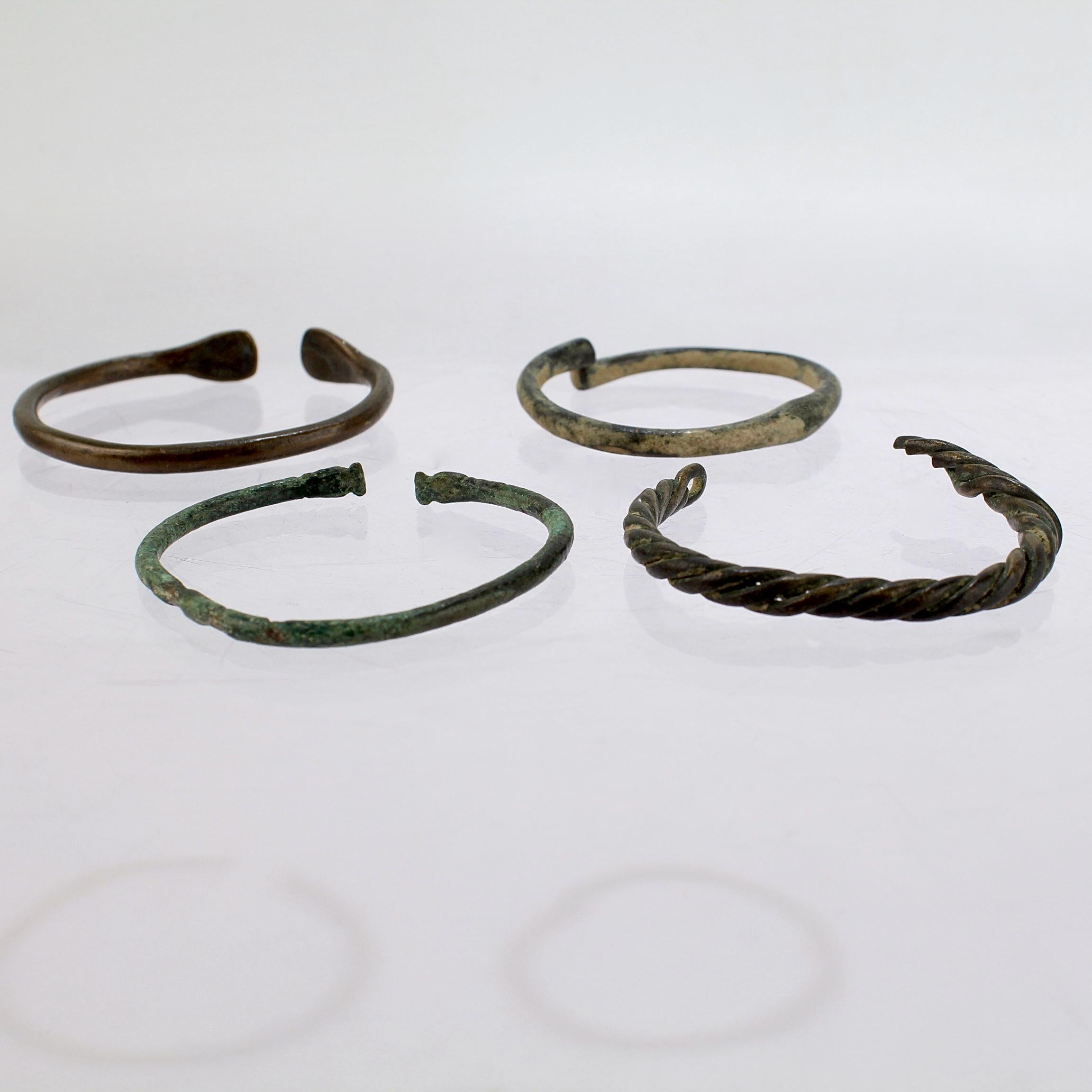 Romain classique Groupe de 4 bracelets en bronze de style romain ancien