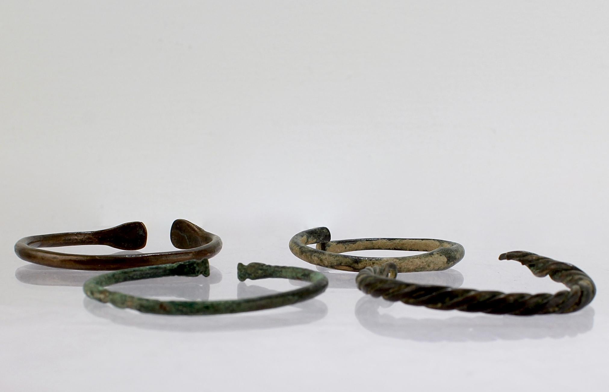 italien Groupe de 4 bracelets en bronze de style romain ancien