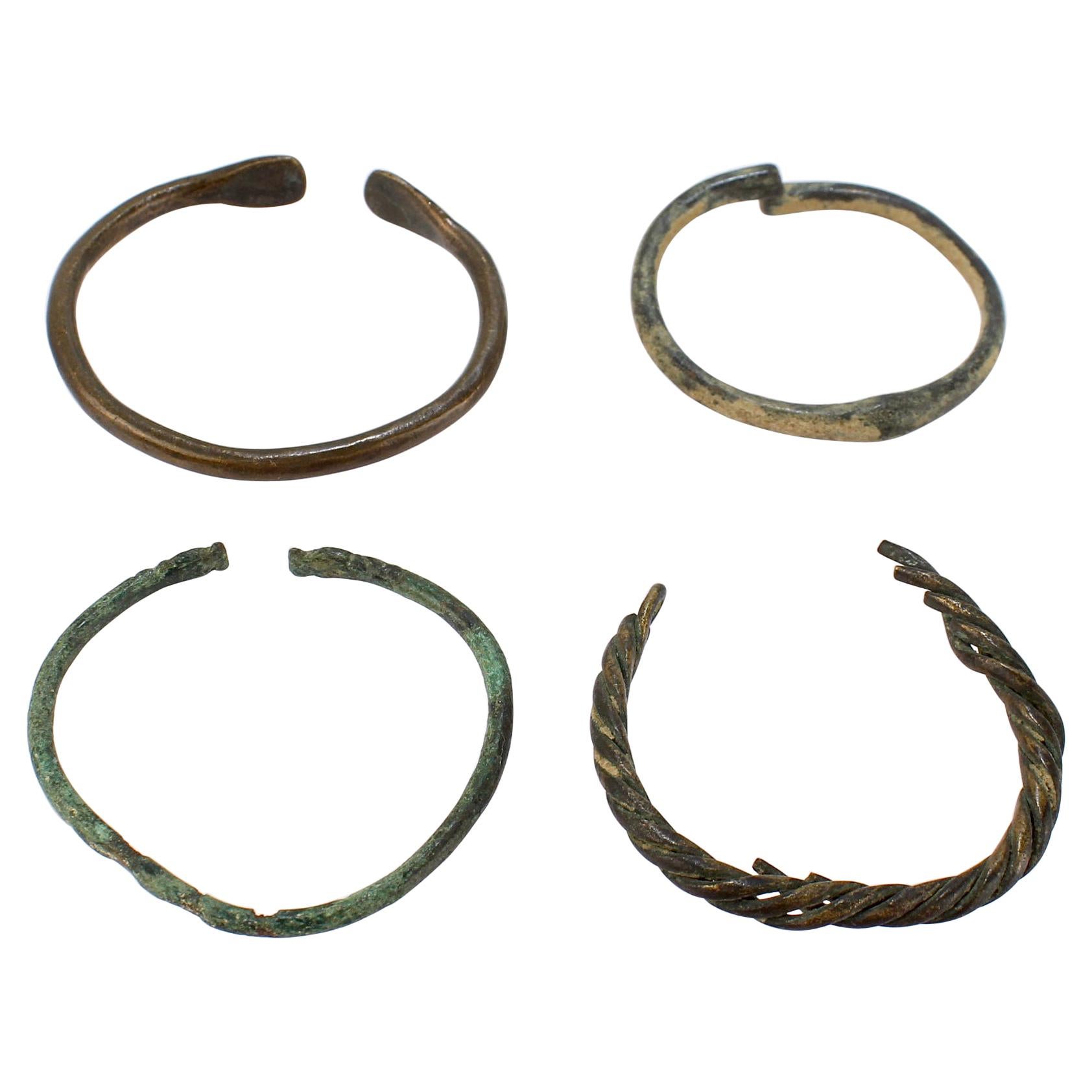 Groupe de 4 bracelets en bronze de style romain ancien