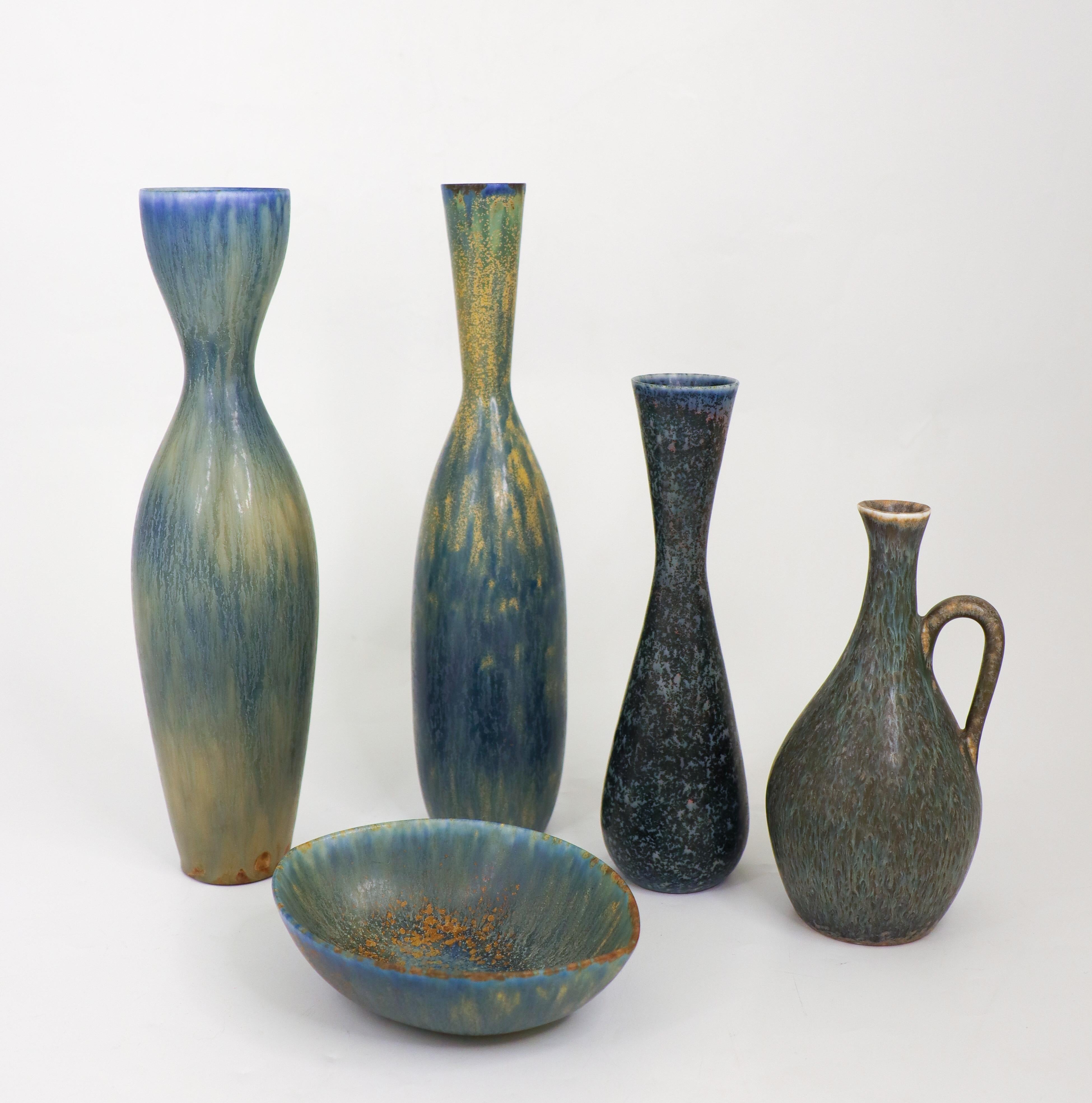 Eine Gruppe von vier Vasen und einer Schale mit beeindruckenden Glasuren, entworfen von Carl-Harry Stålhane in den 1950er Jahren in Rörstrand. Die Vasen sind zwischen  16,5 - 28 cm hoch und in ausgezeichnetem Zustand. Die Schale hat einen