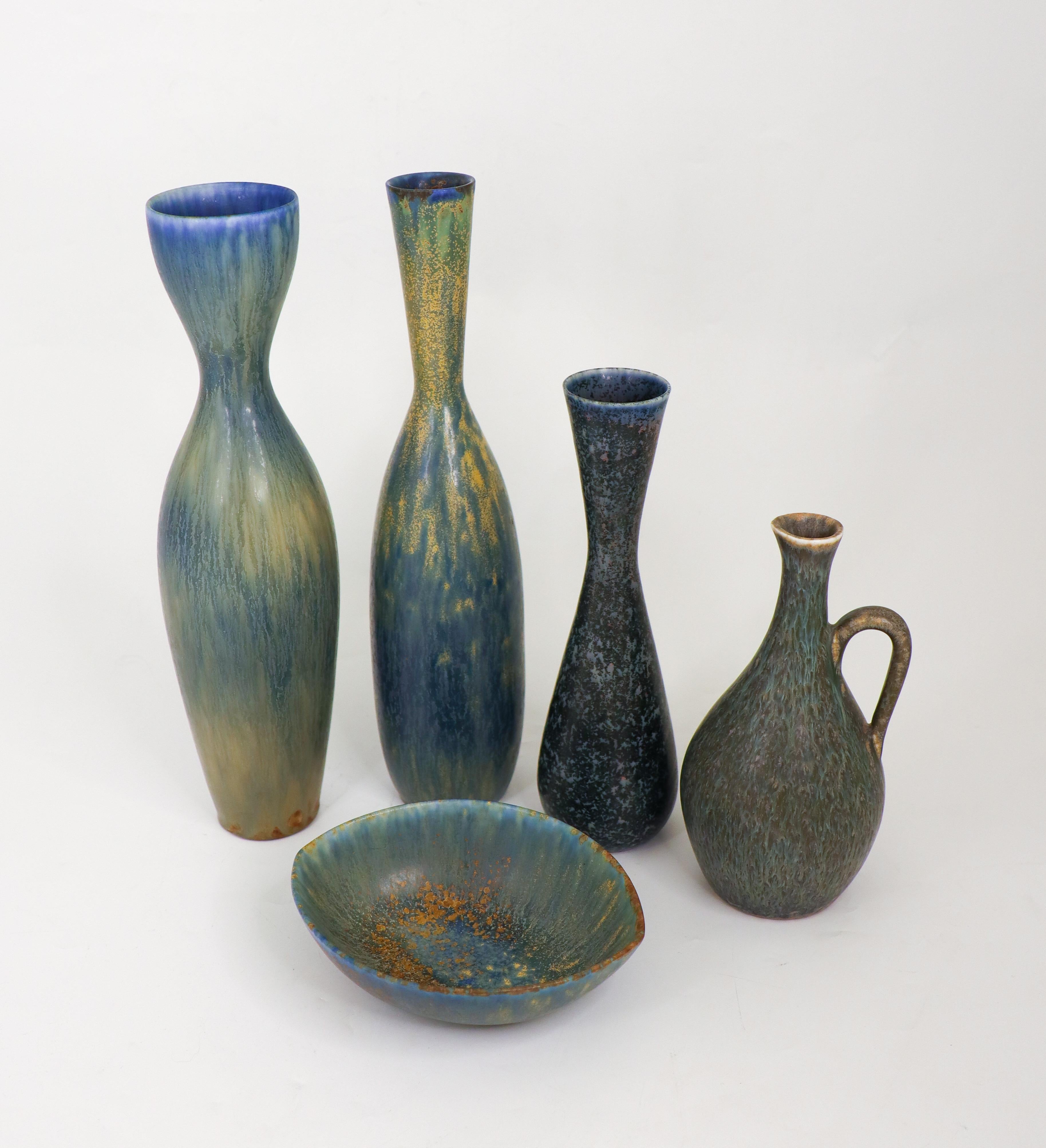 Vernissé Groupe de 4 vases et coupes en céramique bleue, Rörstrand - Carl-Harry Stålhane en vente