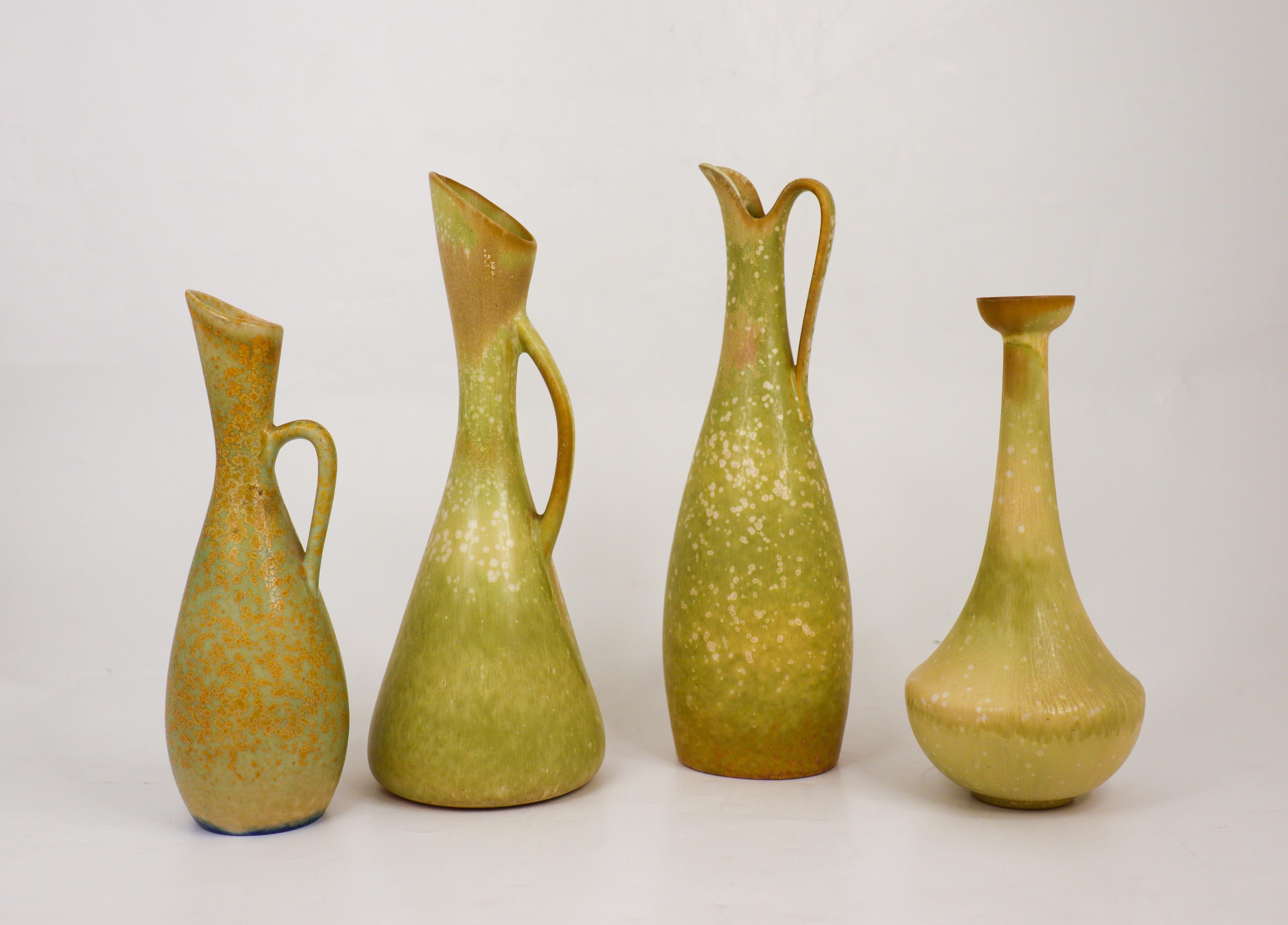 Un groupe de quatre vases verts avec une glaçure étonnante, conçus par Gunnar Nylund et Carl-Harry Stålhane à Rörstrand dans les années 1950. Les vases se situent entre  19 - 24,5 cm de haut et en excellent état. Le vase de Carl-Harry Stålhane est