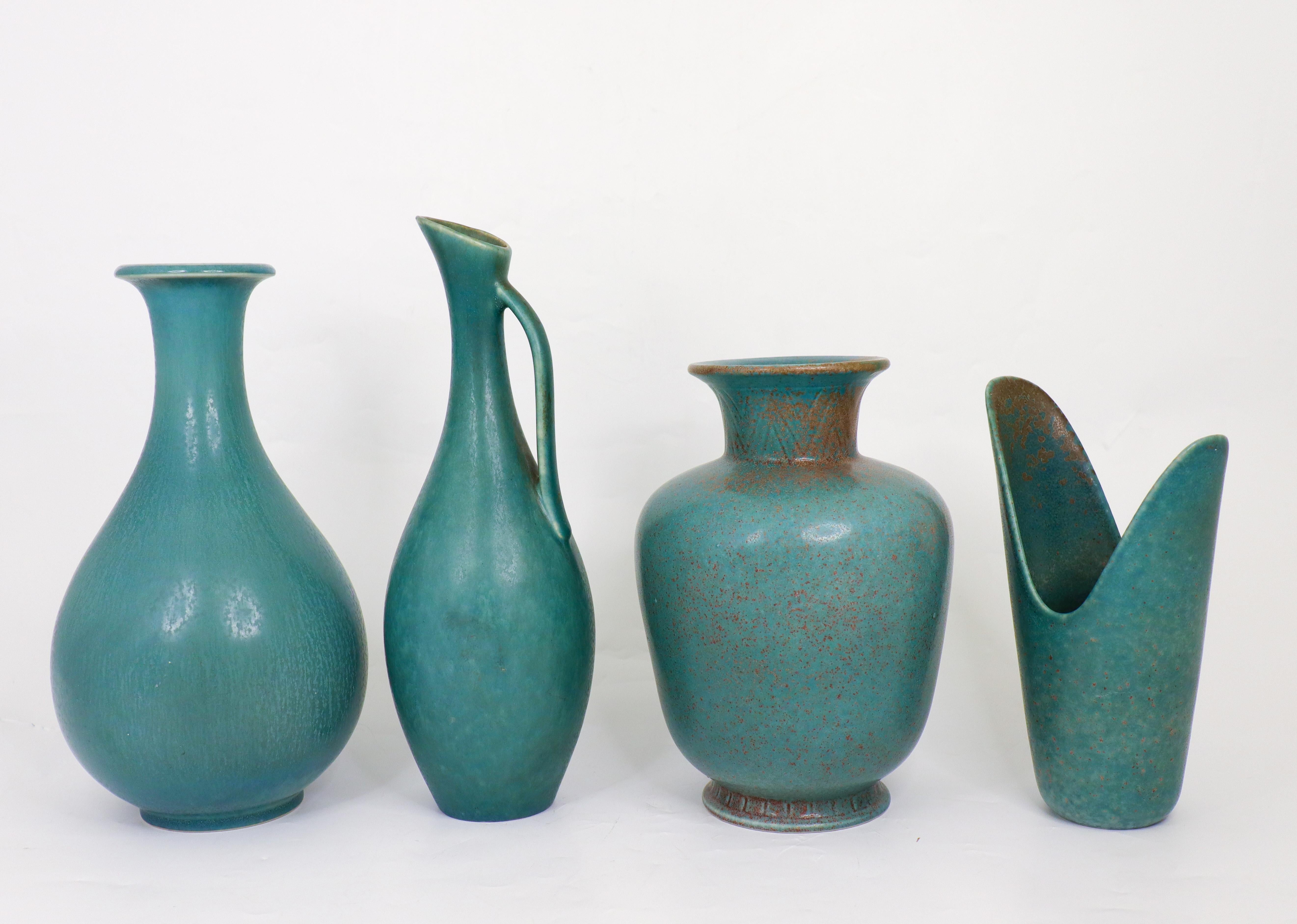 Eine Gruppe von vier Vasen mit einer wunderschönen Glasur, entworfen von Gunnar Nylund bei Rörstrand in den 1950er Jahren. Die Vasen sind zwischen 18,5 und 26 cm hoch und in ausgezeichnetem Zustand. Sie sind alle als 1. Qualität gekennzeichnet.