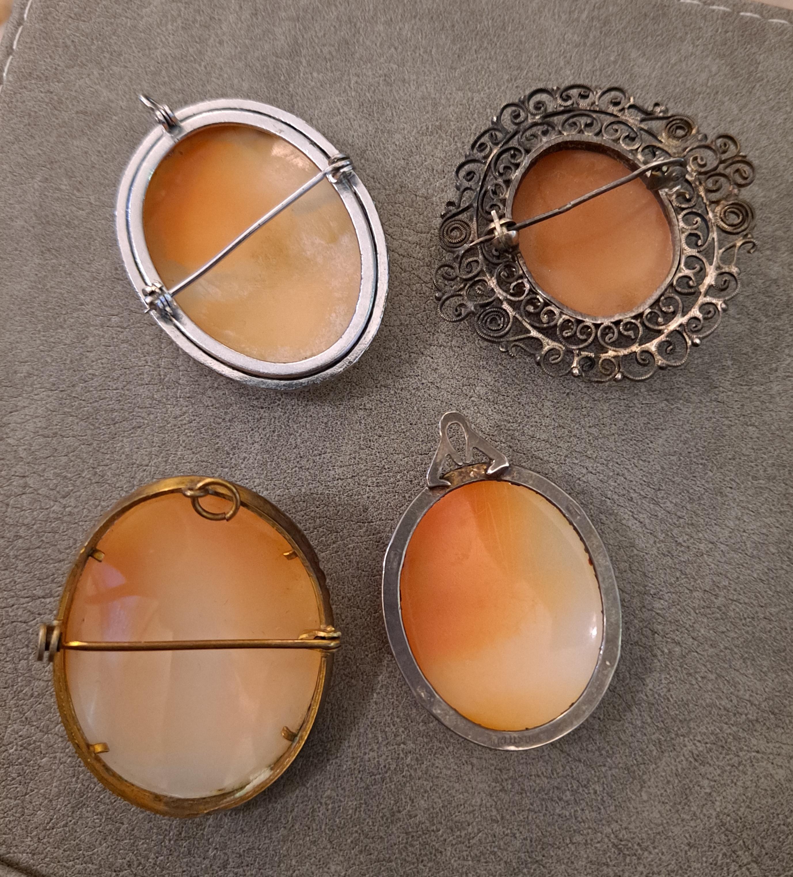 Coquillage Groupe de 4 épingles/pendants camée en haut-relief sculptées dans une coquille de moule de taureau en vente