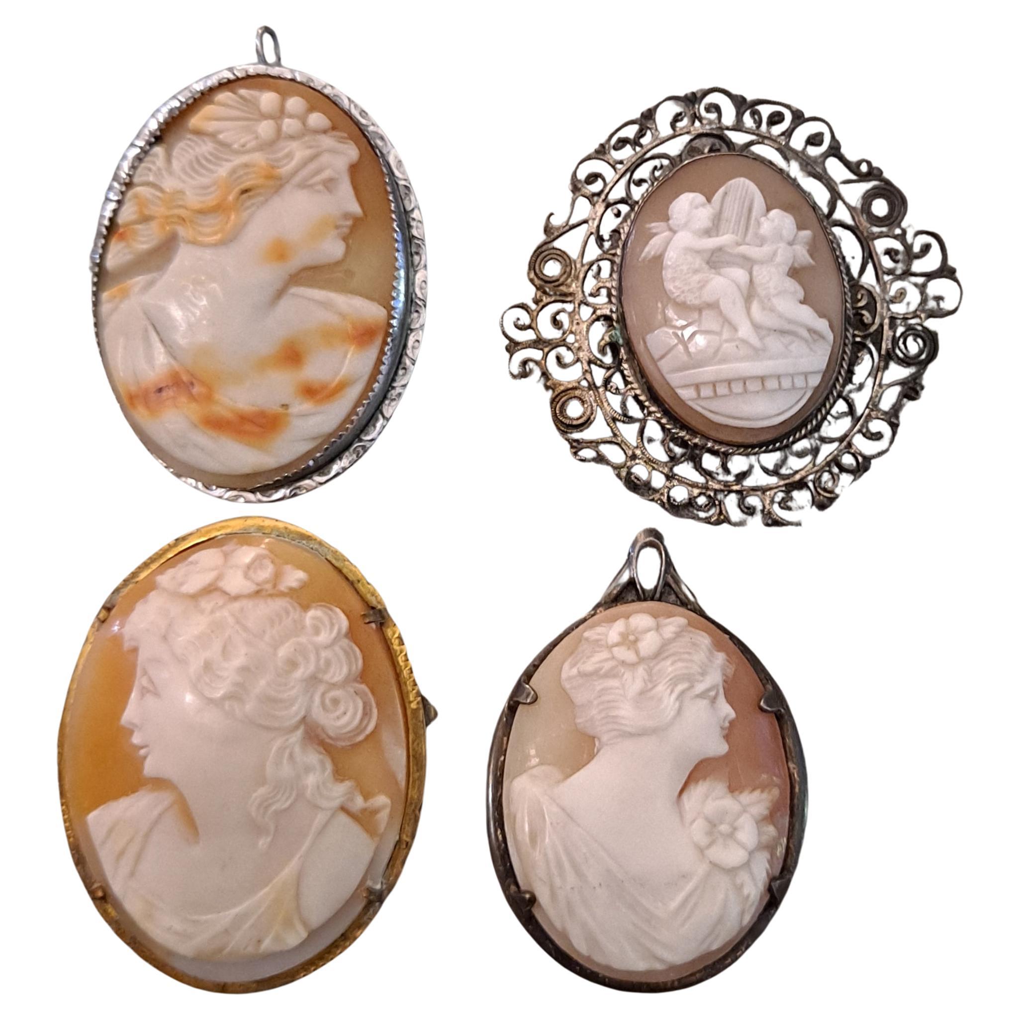Groupe de 4 épingles/pendants camée en haut-relief sculptées dans une coquille de moule de taureau   en vente