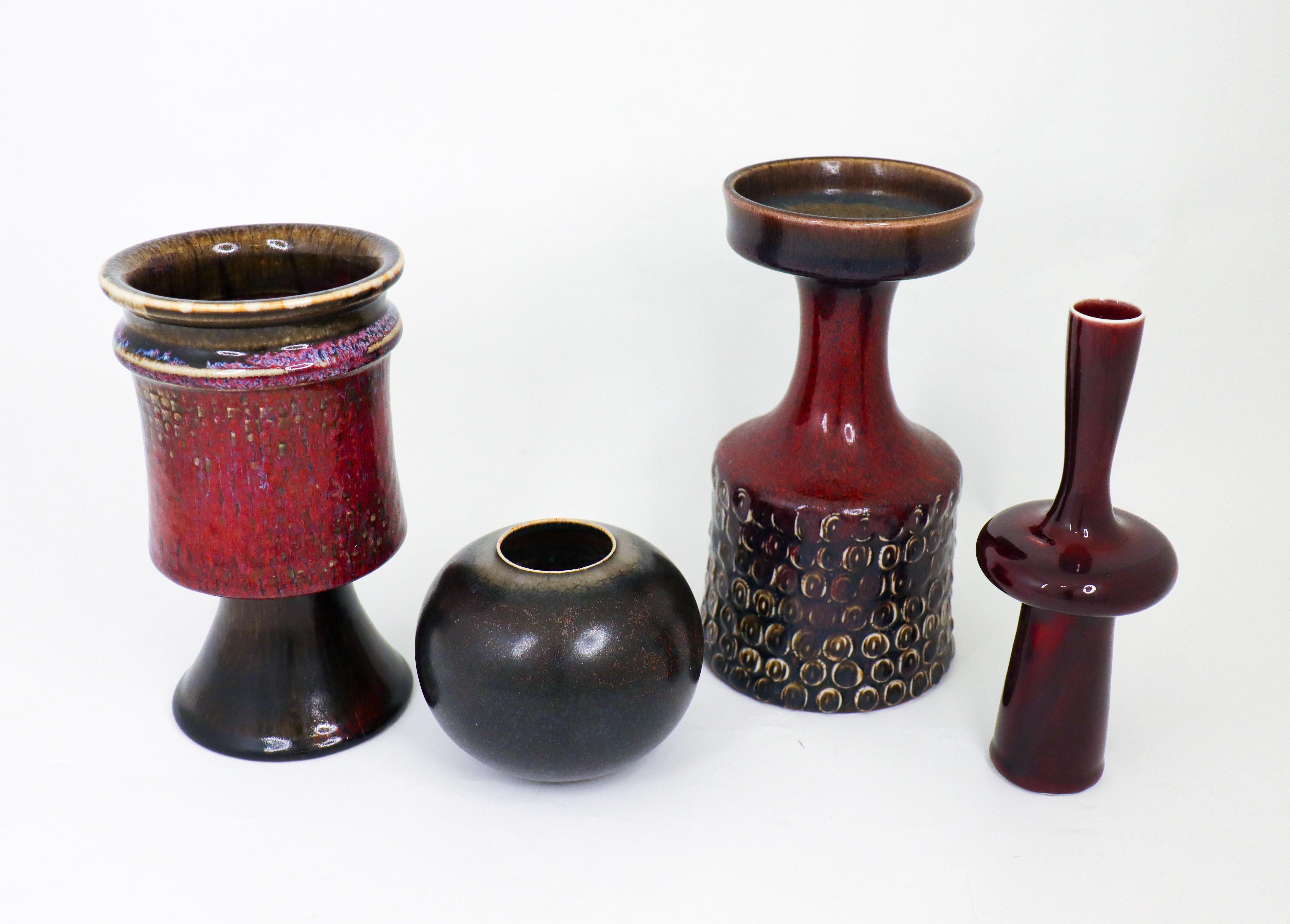 Eine Gruppe von vier Vasen, entworfen von Stig Lindberg bei Gustavsberg in den 1950er Jahren. Die Vasen sind zwischen 9,5 und 20,5 cm hoch und in ausgezeichnetem Zustand. Sie sind alle als 1. Qualität gekennzeichnet. 

Carl-Harry Stålhane ist einer