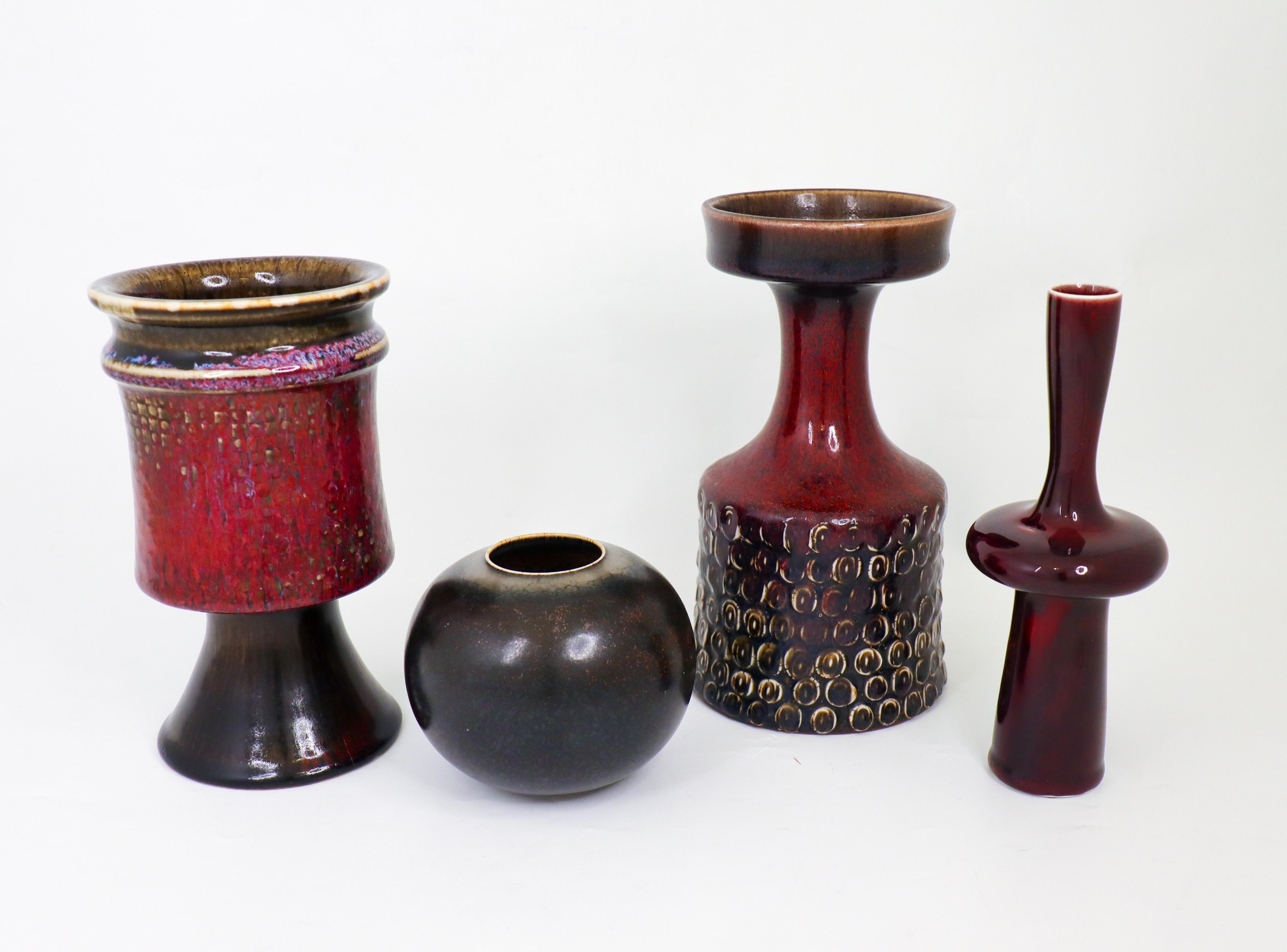Gruppe von 4 rot-schwarzen Keramikvasen aus Gustavsberg - Stig Lindberg  (Schwedisch) im Angebot