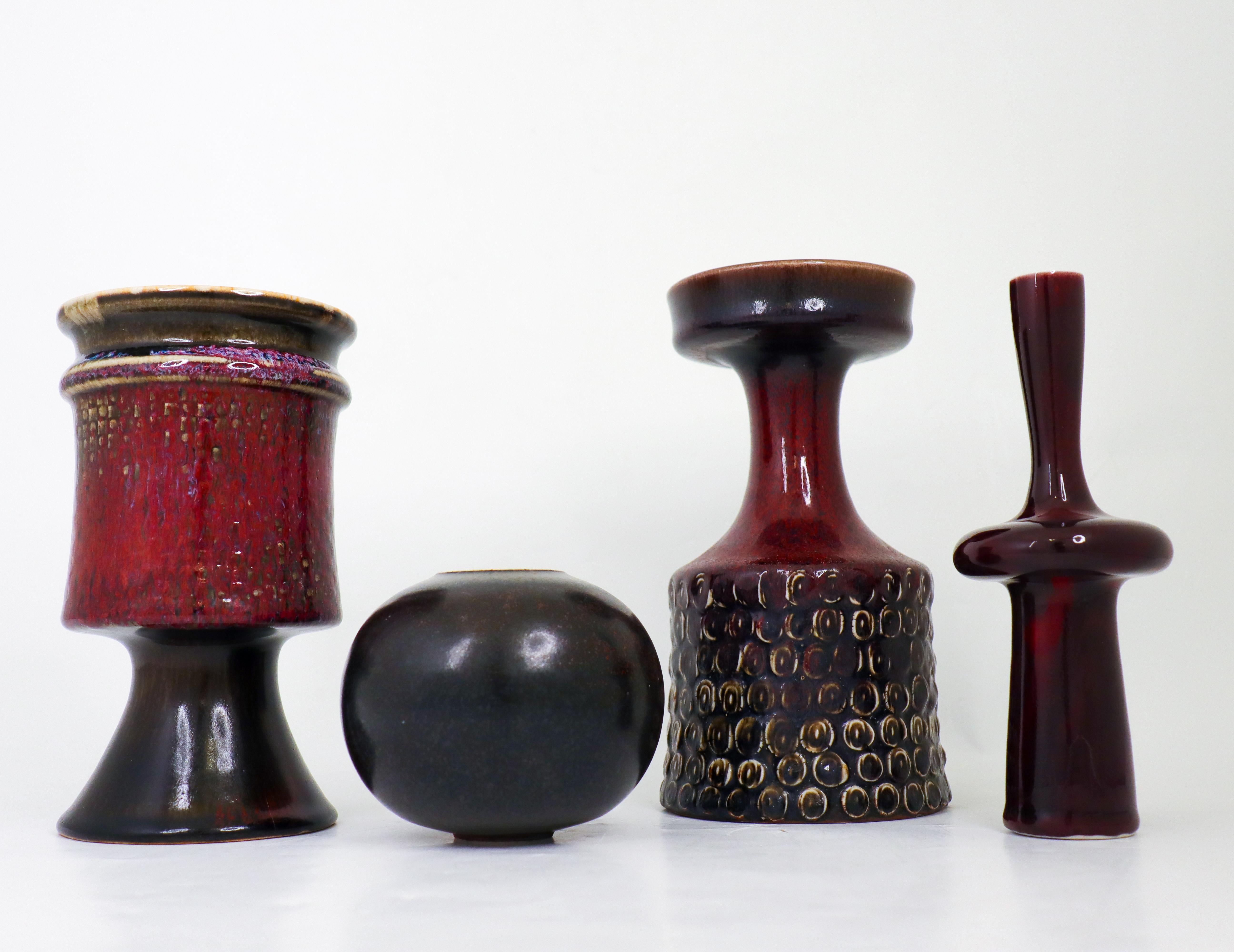 Gruppe von 4 rot-schwarzen Keramikvasen aus Gustavsberg - Stig Lindberg  (Glasiert) im Angebot