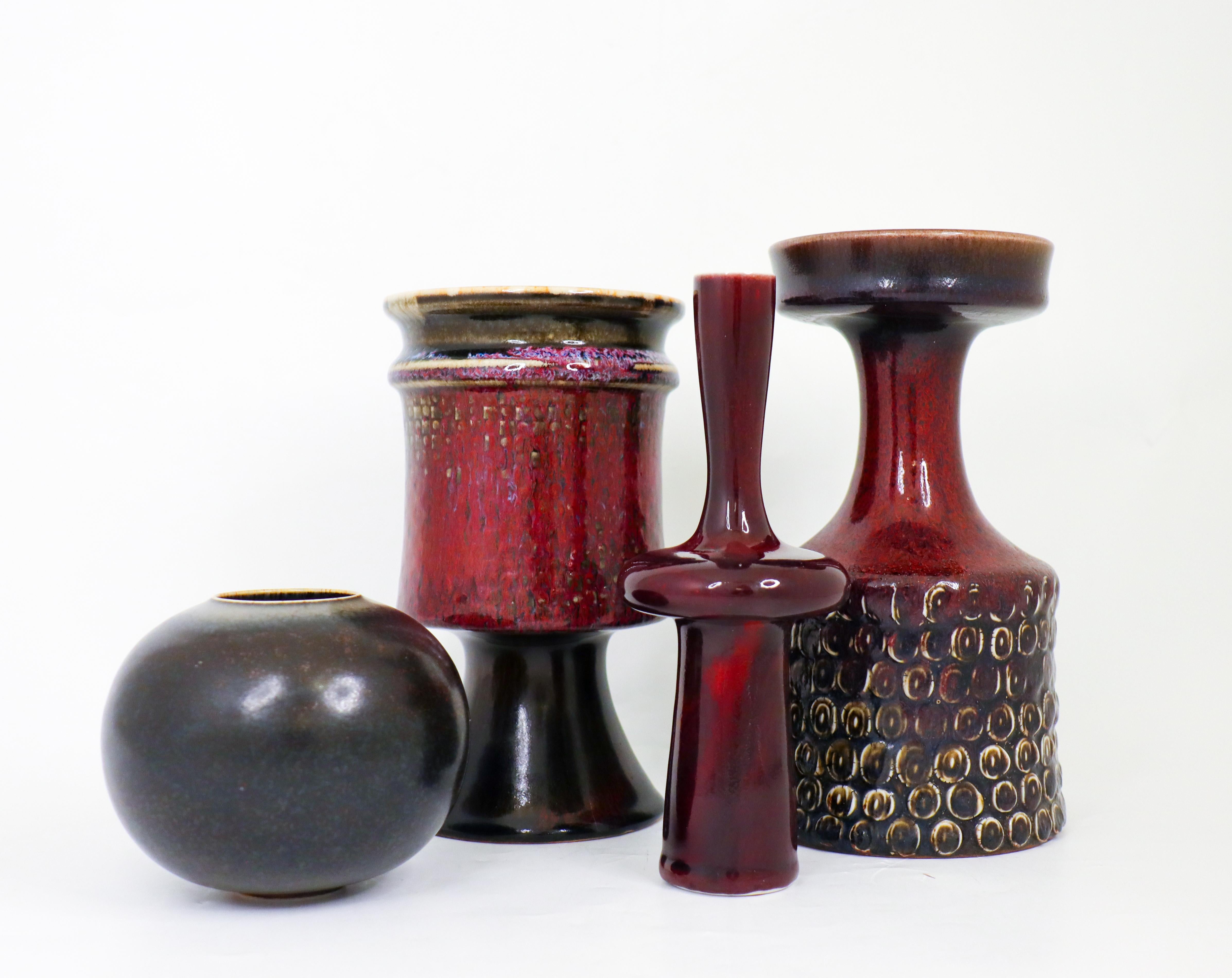 Gruppe von 4 rot-schwarzen Keramikvasen aus Gustavsberg - Stig Lindberg  (20. Jahrhundert) im Angebot