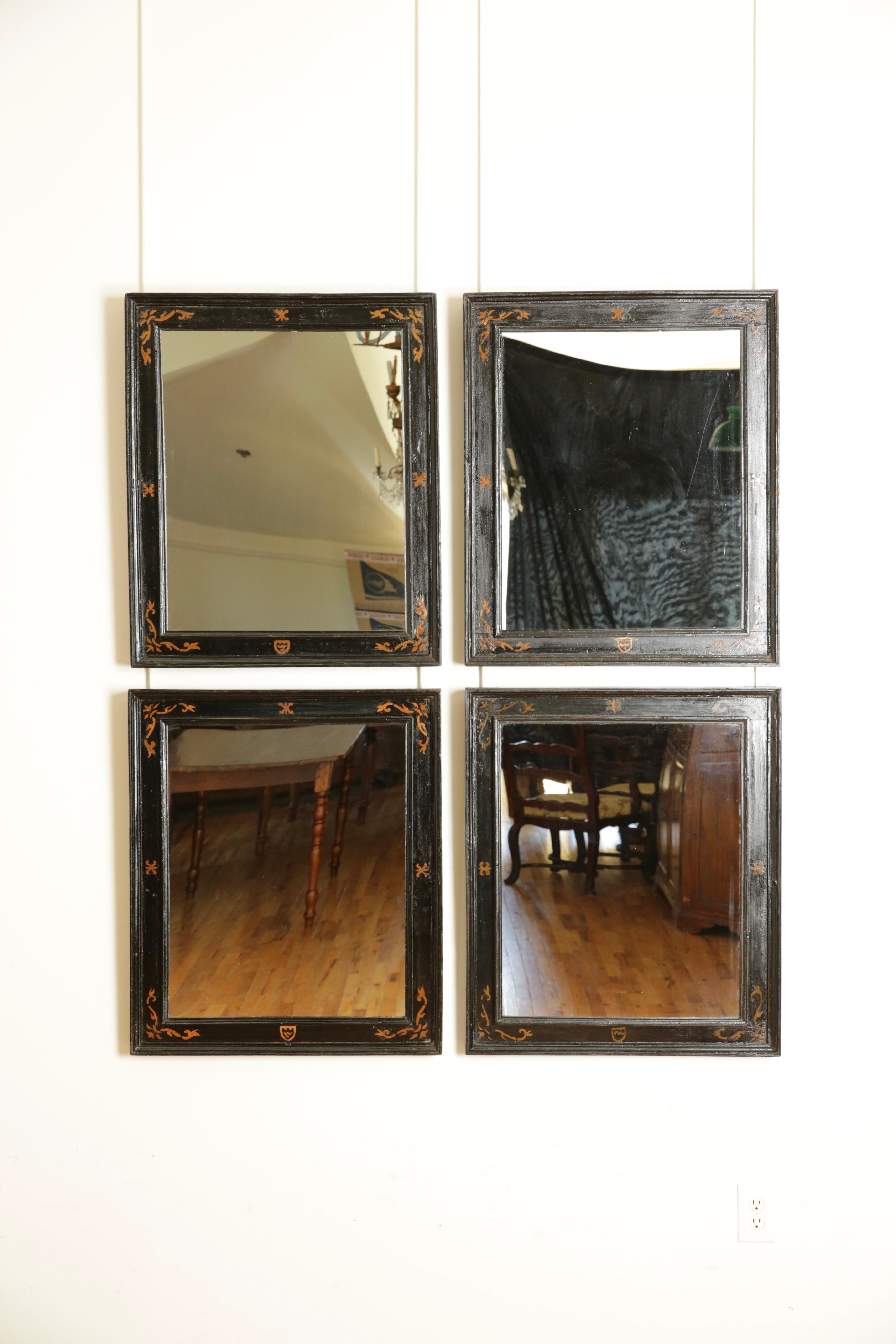 Chaque cadre est de forme rectangulaire et ébonisé avec des bords intérieurs et extérieurs moulés, les cadres ayant des décorations au pochoir à la main dans les coins et au centre de chaque côté.