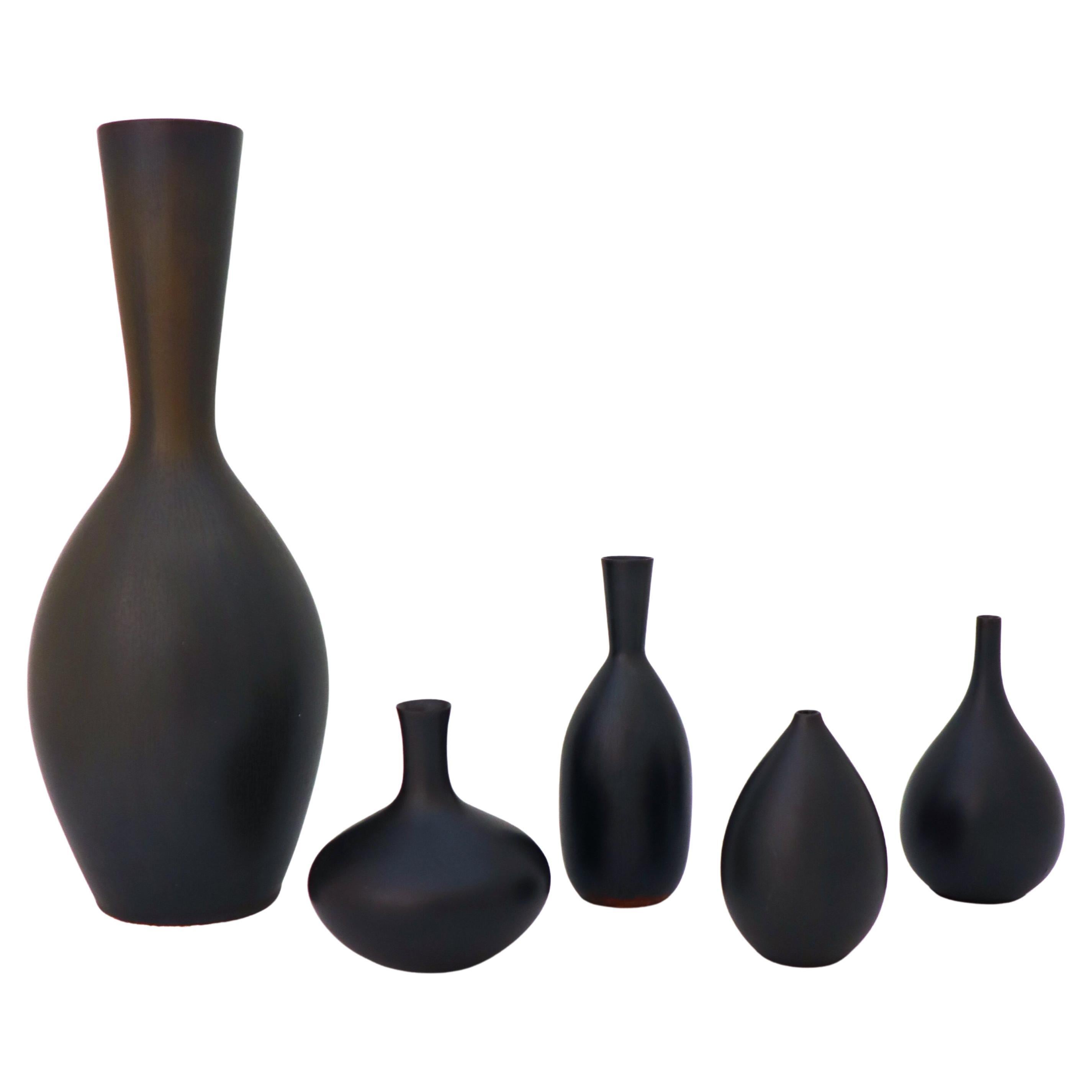 Groupe de 5 vases noirs en céramique, Rörstrand Carl-Harry Stålhane, milieu du siècle dernier