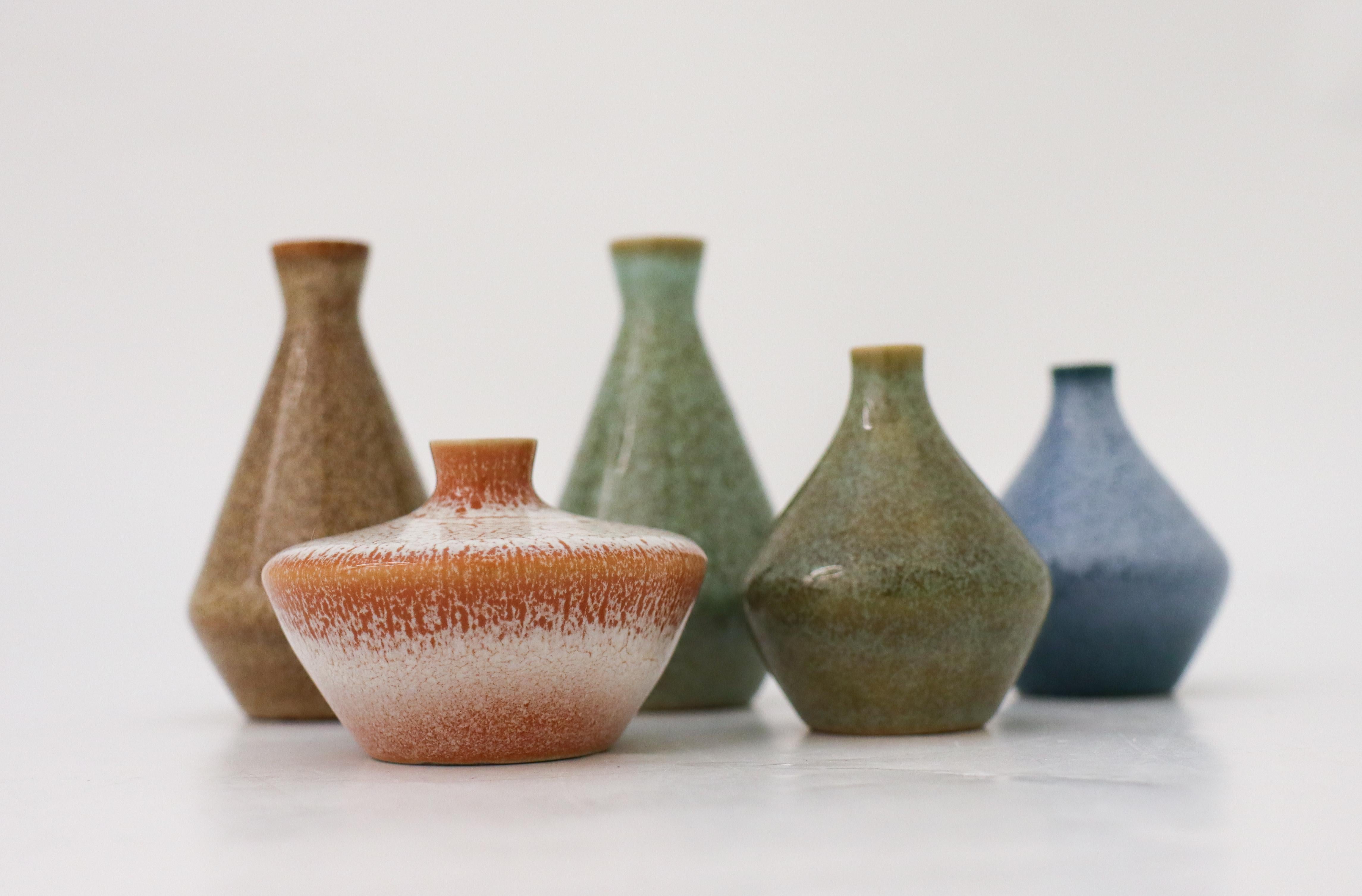 Eine Gruppe von fünf Vasen mit glänzender Glasur in verschiedenen Farben, entworfen von Bertil Lundgren bei Rörstrand. Sie sind zwischen 3,5 - 7 cm (1,4