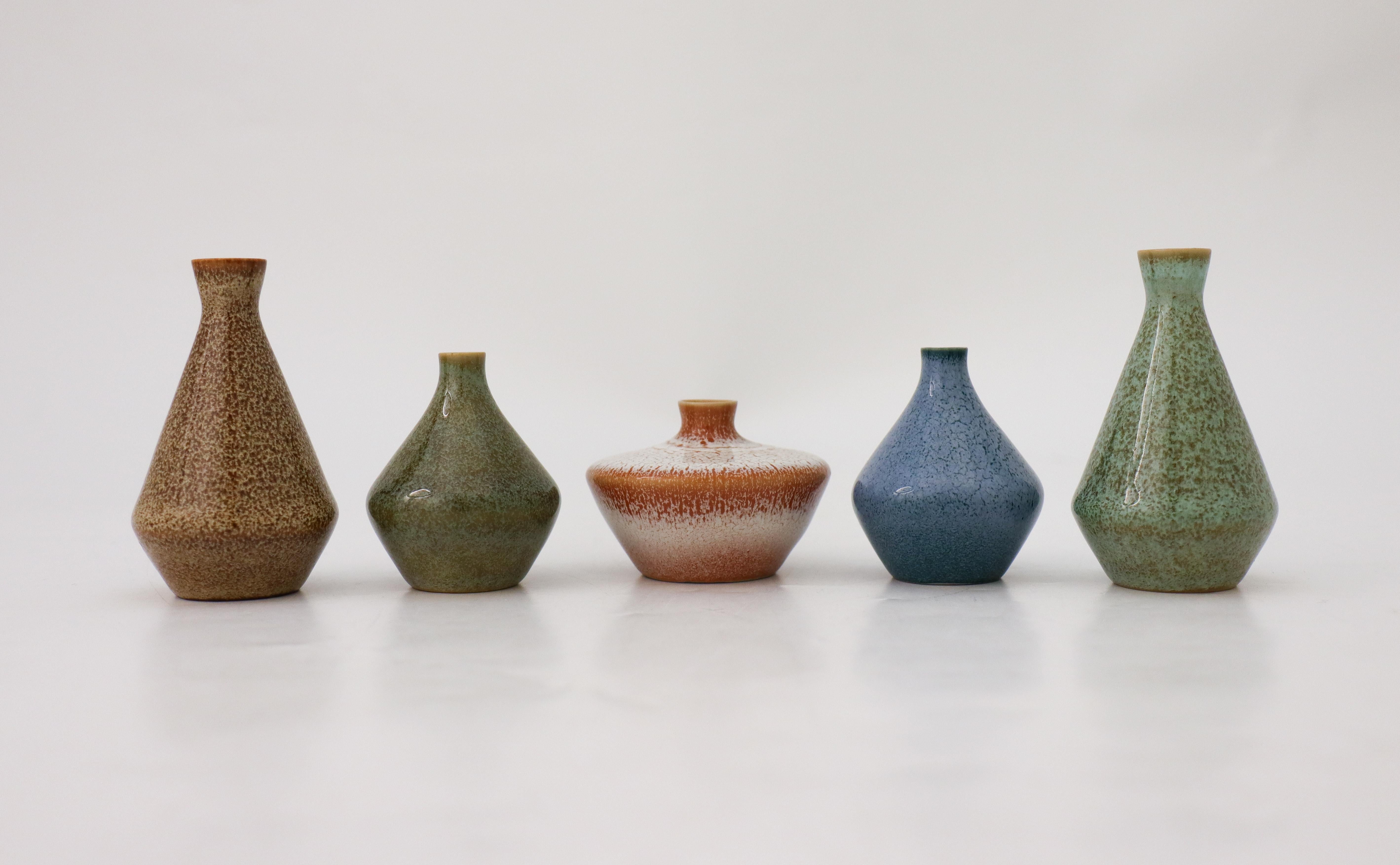 Gruppe von 5 Miniature Vasen, Bertil Lundgren, Rörstrand, Midcentury Vintage (20. Jahrhundert) im Angebot