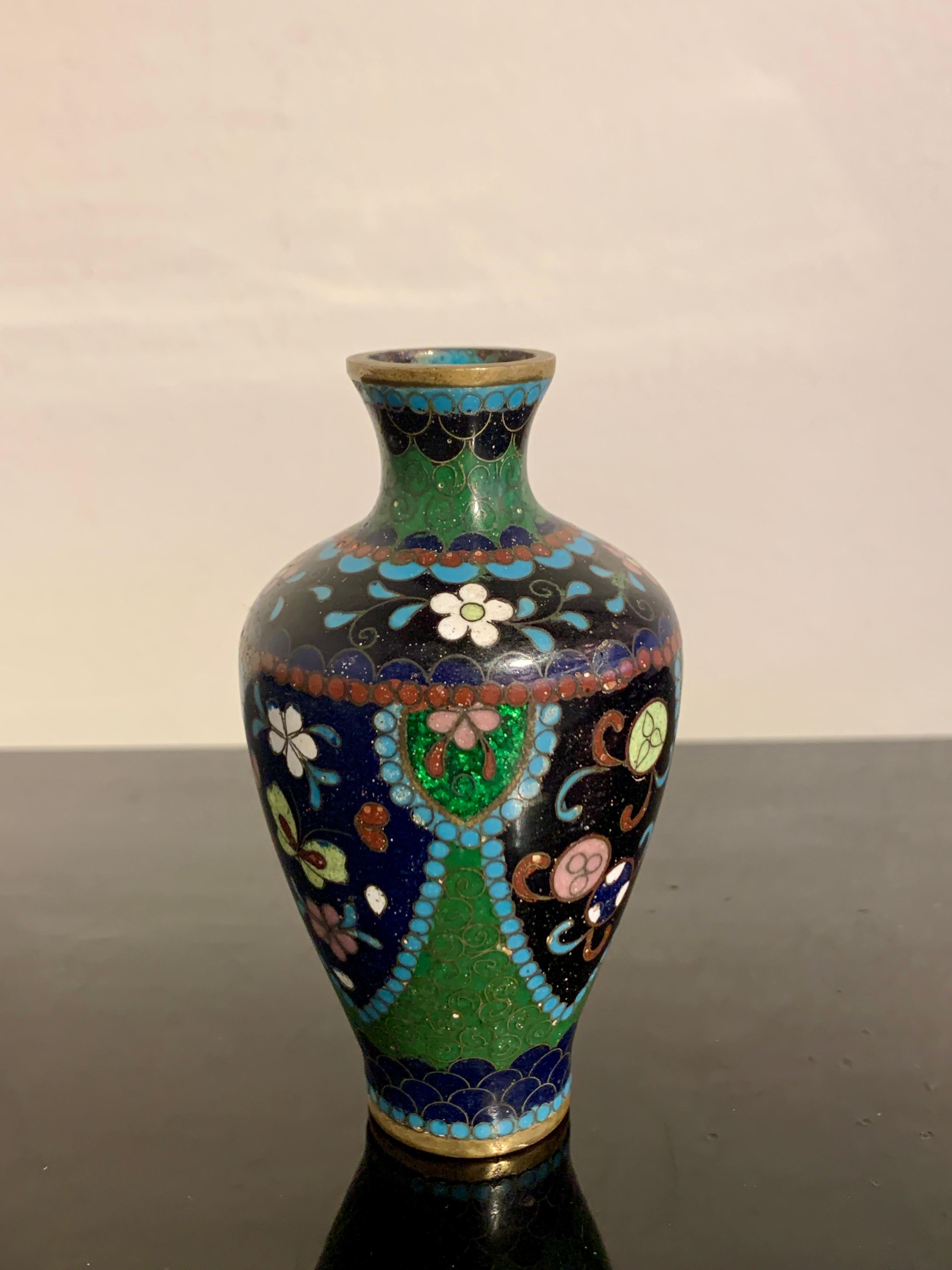 Group of 5 Small Japanese Cloisonne and Ginbari Vases, Early 20th Century, Japan For Sale 4