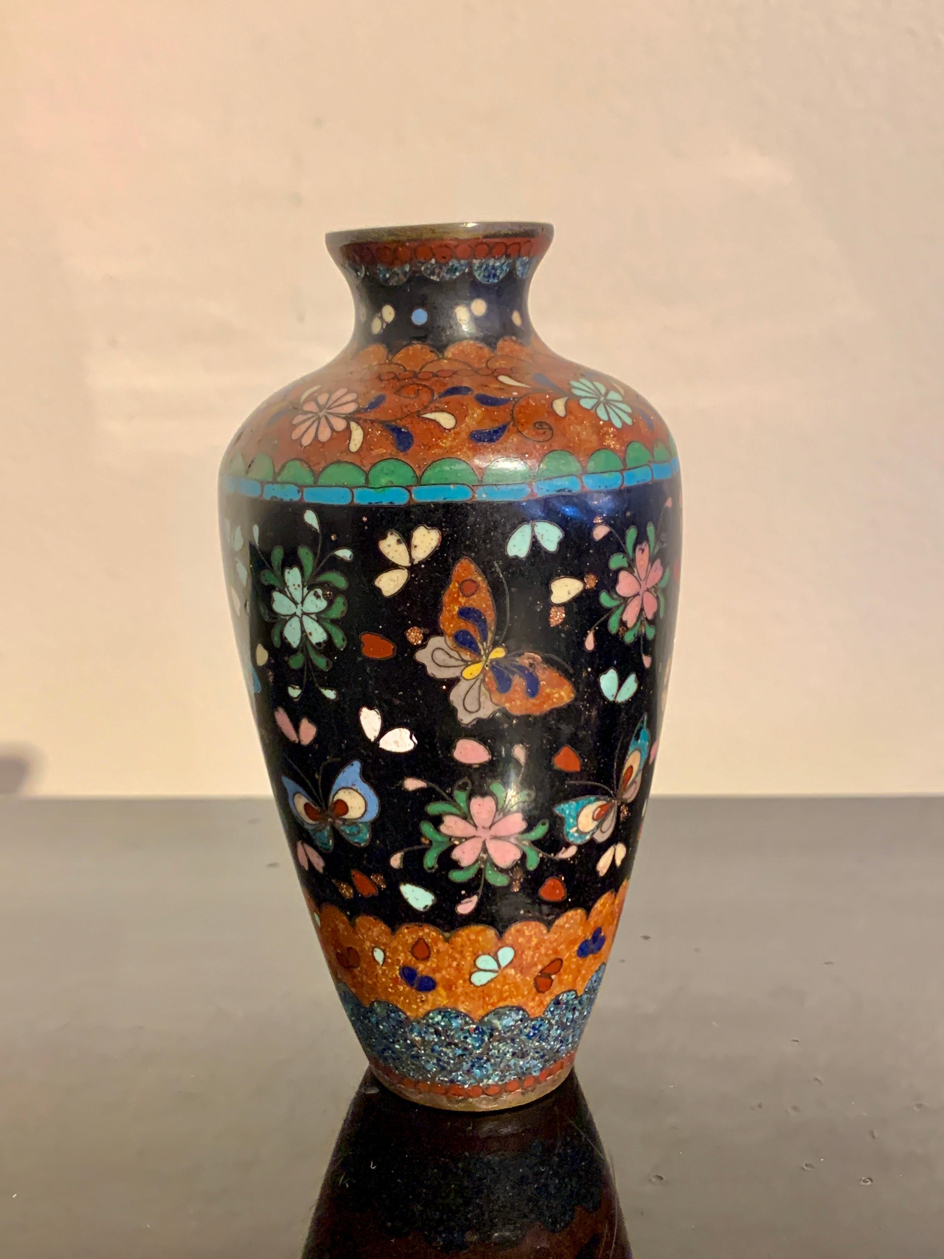 Group of 5 Small Japanese Cloisonne and Ginbari Vases, Early 20th Century, Japan In Good Condition For Sale In Austin, TX
