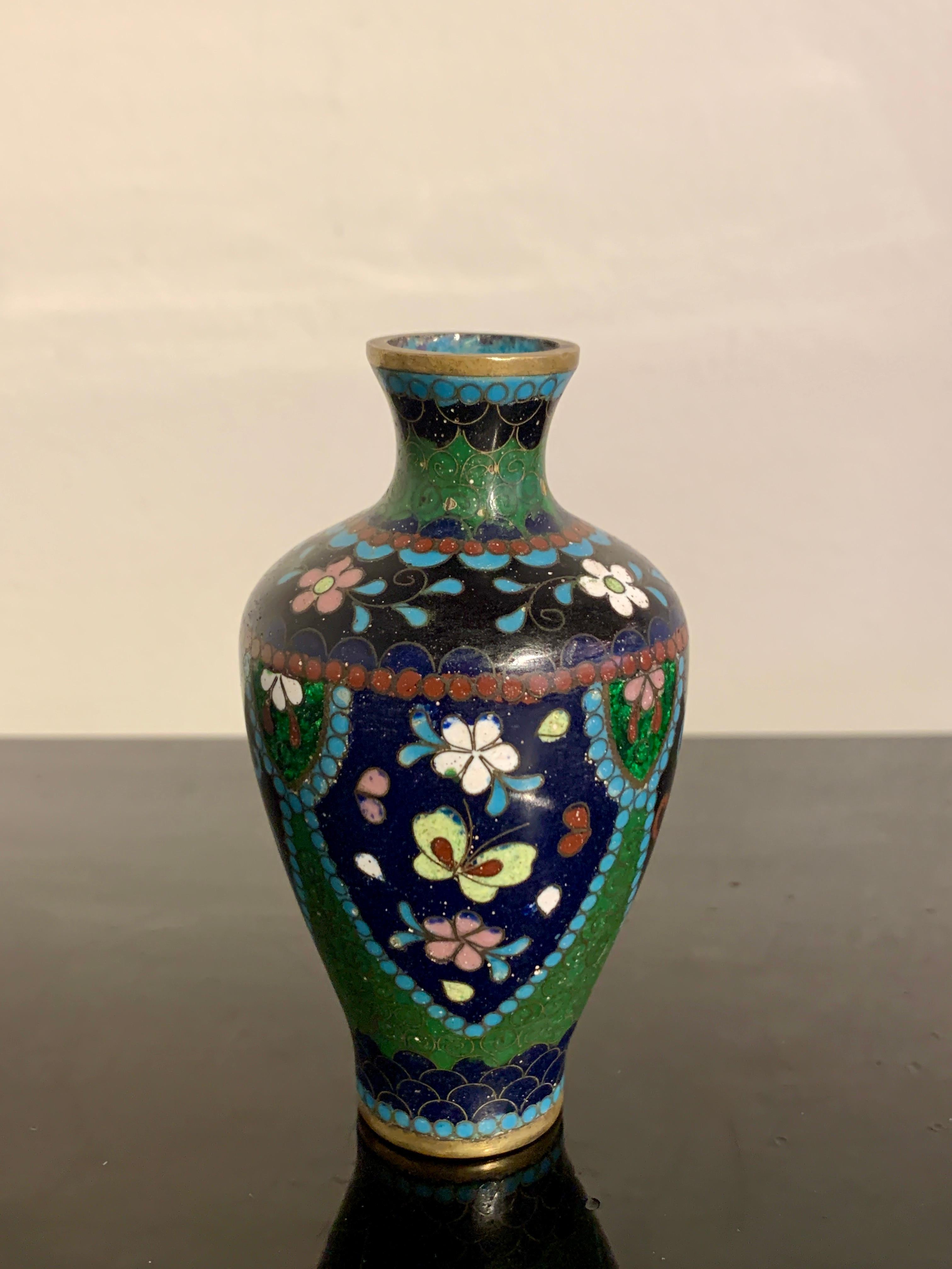 Group of 5 Small Japanese Cloisonne and Ginbari Vases, Early 20th Century, Japan For Sale 3