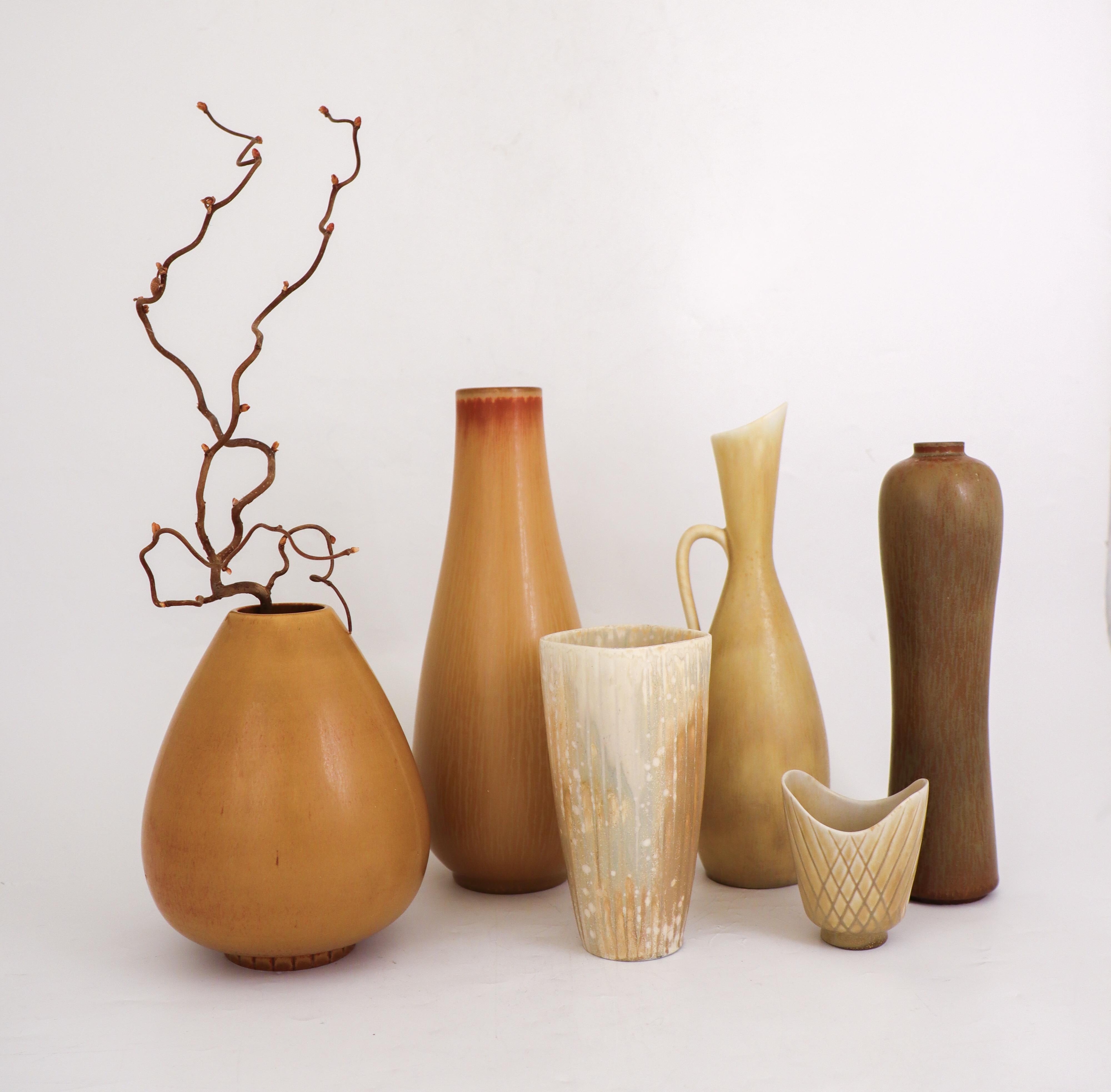 Un groupe de six vases conçus par Gunnar Nylund chez Rörstrand dans les années 1950. Les vases mesurent entre 8 et 27,5 cm de haut et sont en excellent état. Ils sont tous marqués comme étant de première qualité. Tous les vases sont conçus par