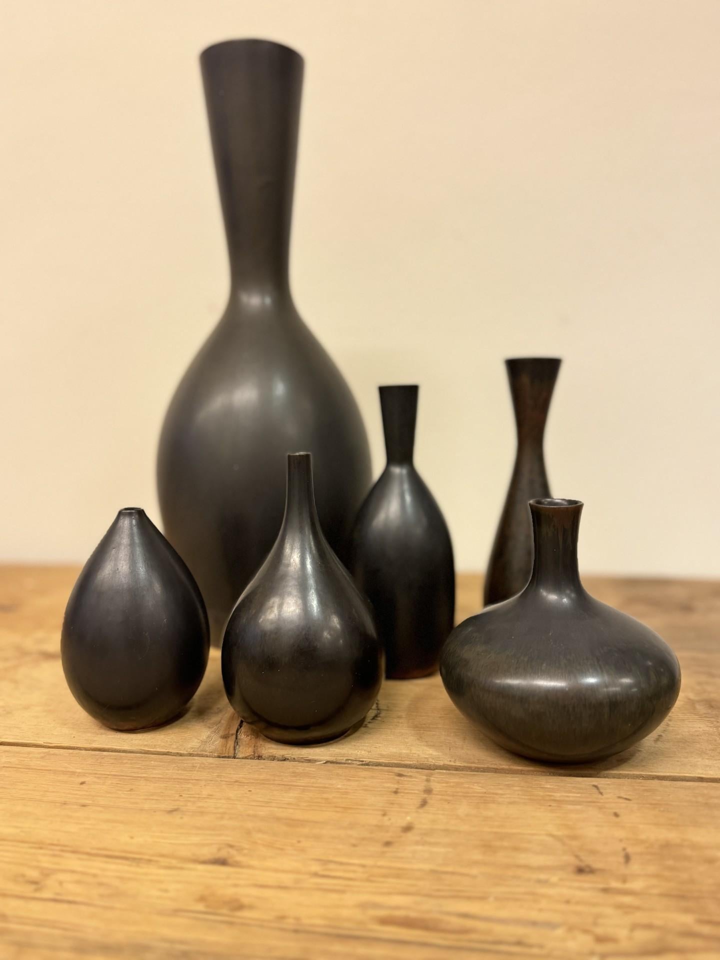 Un groupe de six vases avec de superbes glaçures harfour noires et brunes conçues par Carl-Harry Stålhane à Rörstrand dans les années 1950. Les vases se situent entre  10,5 - 35 cm de haut et en excellent état. Tous sont de première qualité, à