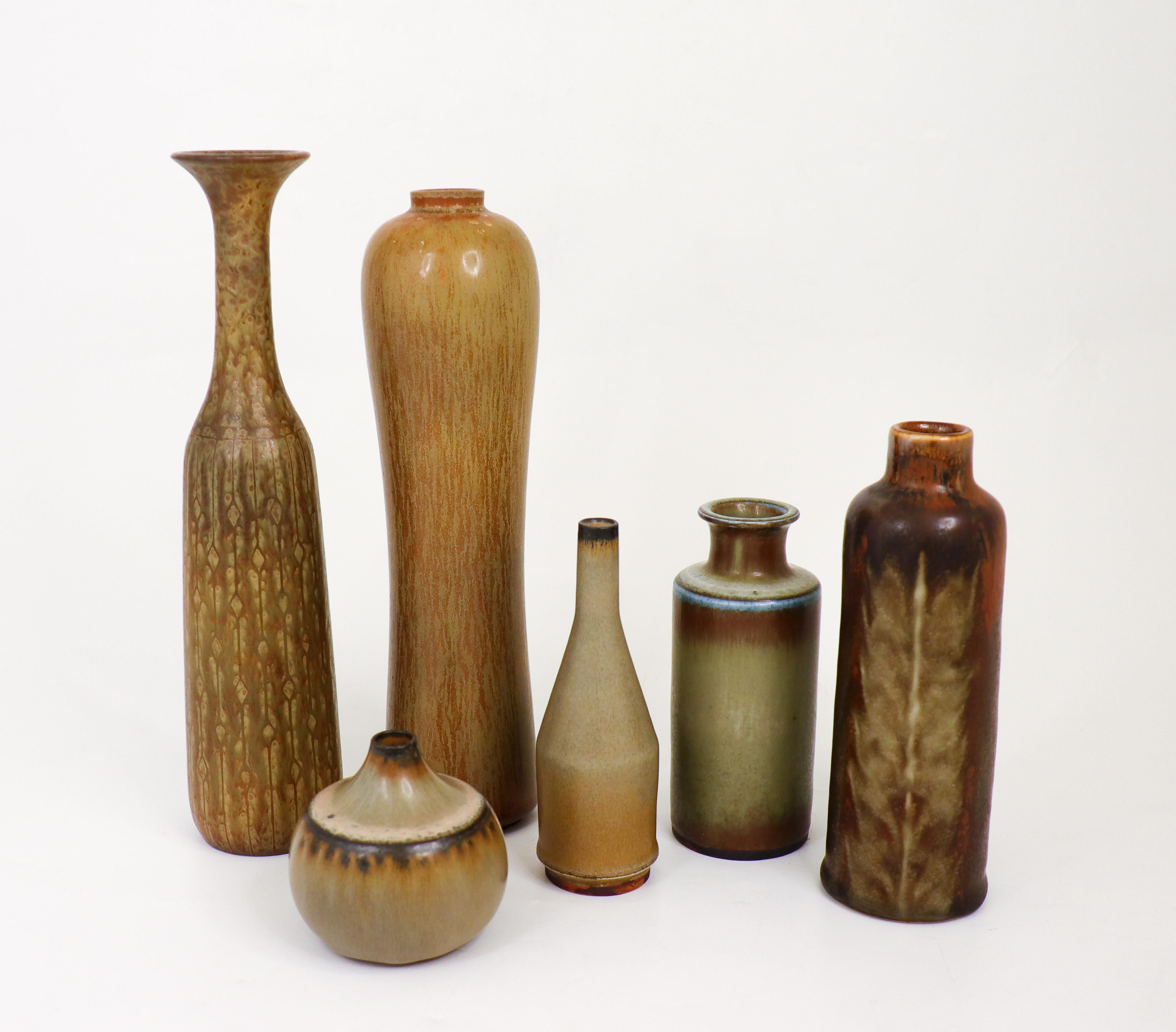 Un groupe de deux vases conçus par Gunnar Nylund et quatre vases de Carl-Harry Stålhane chez Rörstrand dans les années 1950 et 1960.  Les vases ont une hauteur comprise entre 6,5 et 25,5 cm et sont en excellent état. Deux des vases sont de 2ème