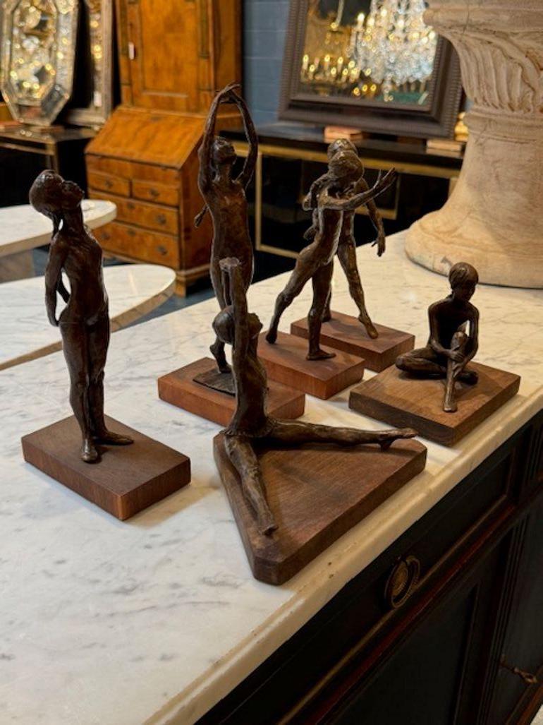Gruppe von 6 Royal Copenhagen S.G. Kelsey-Bronzefiguren, nummeriert. Circa 1970. Sie tauchen ein in eine faszinierende Nische der Sammlerkunst - die Bronzefiguren von Sterett-Gittings Kelsey für Royal Copenhagen sind elegant, ausdrucksstark und sehr