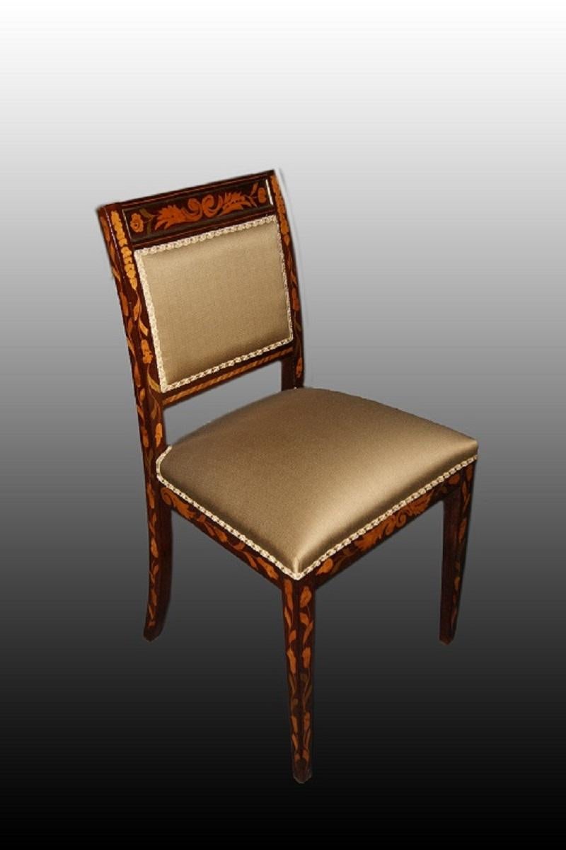 Gruppe von 6 holländischen Stühlen aus den späten 1700er bis frühen 1800er Jahren, aus Mahagoniholz mit Intarsien aus polychromem Holz. Sie sind komplett neu gepolstert und restauriert und haben eine Bronzeapplikation auf der Rückenlehne.

Herkunft:
