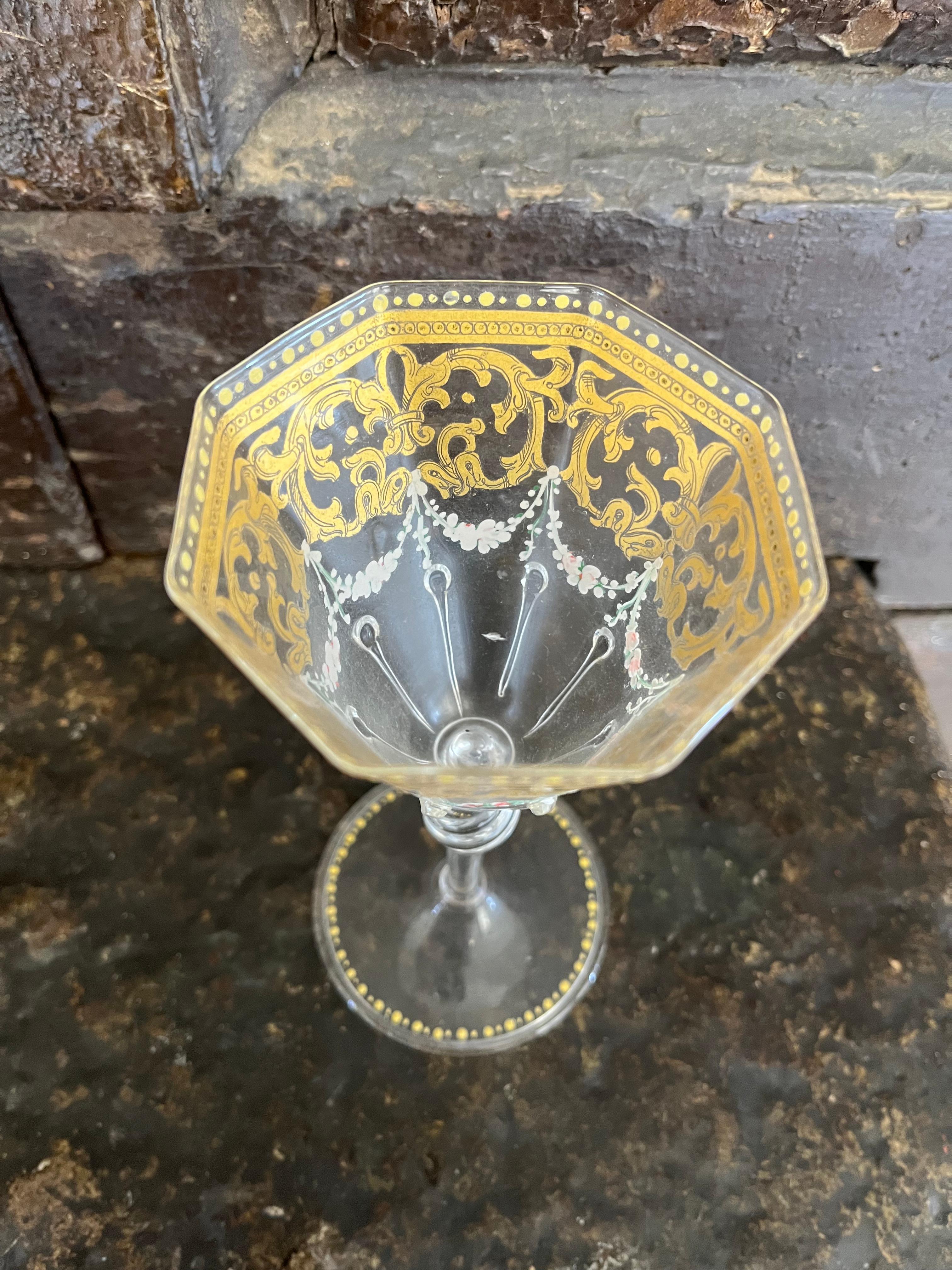 A limited group of 6 hexagonal Murano glasses decorated with 24 K gold rim and hand-painted at the bottom. Perfect no breakage.

3 glasses with a diameter of 8.5 cm and a height of 17.5 cm.
3 glasses with a diameter of 8.5 cm and a height of 18 cm.