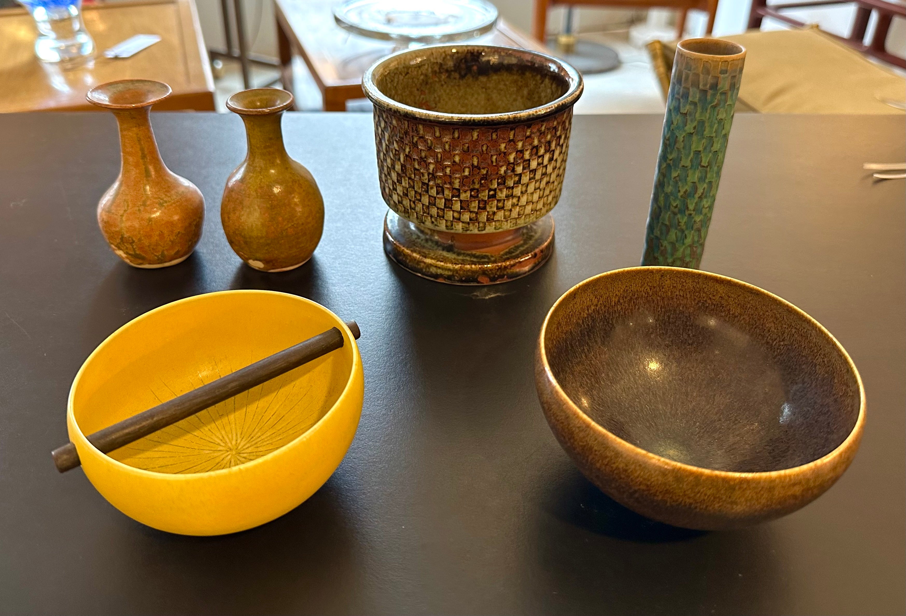 Beautiful group of unique, one-of-a-kind handmade pottery objects by master ceramists Stig Lindberg, for Gustavsberg, Sweden. 

The group includes two delicate bowls with haresfur glaze, one yellow and one brown, the yellow bowl with an interesting