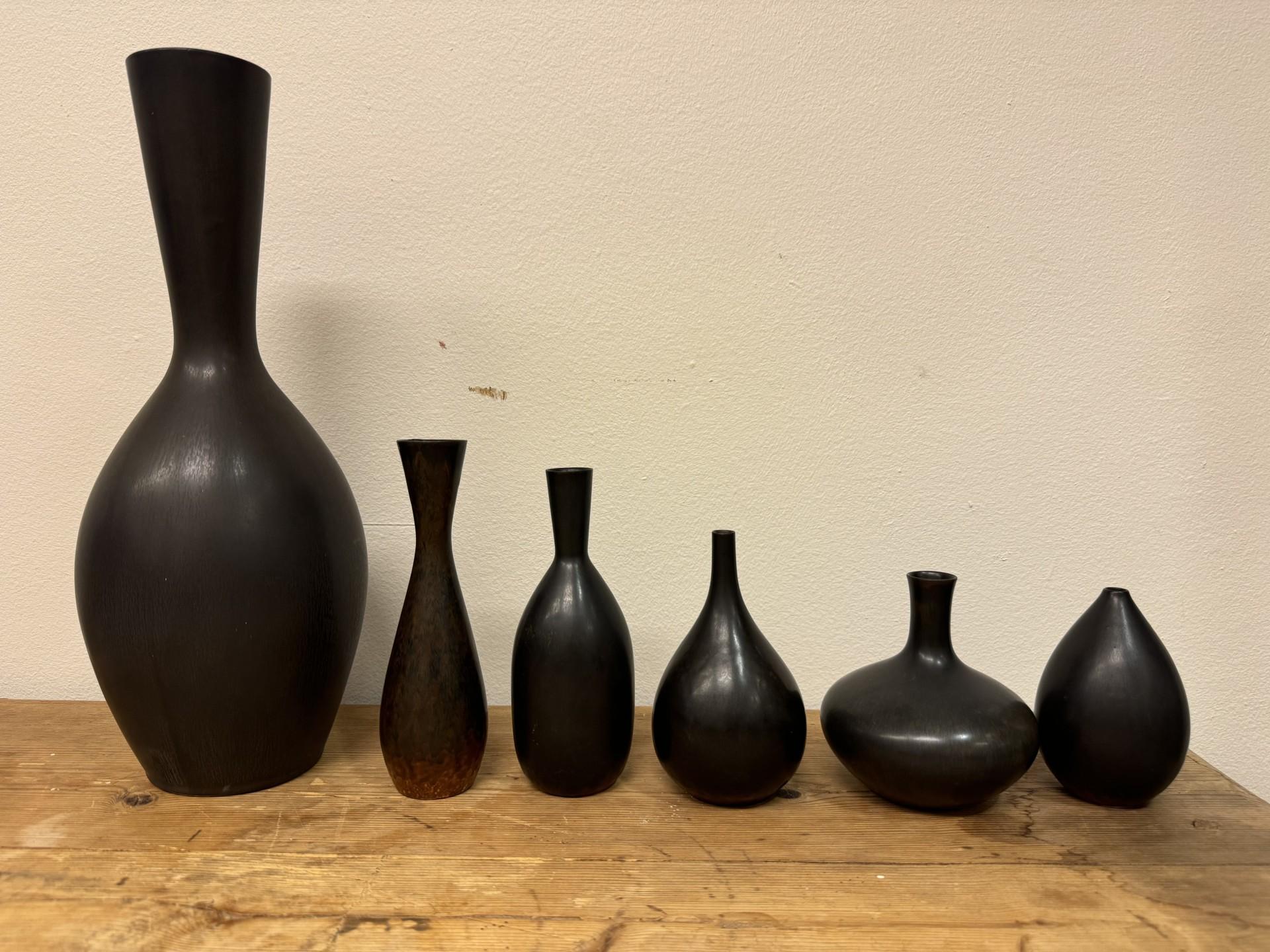 Suédois Groupe de 6 vases noirs en céramique, Rörstrand - Carl-Harry Stålhane - Scandinave en vente