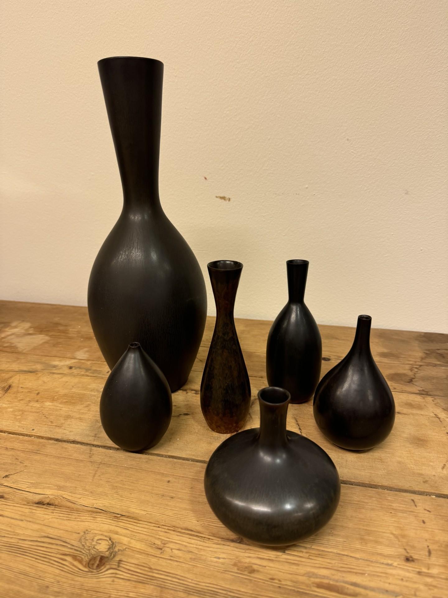 Vernissé Groupe de 6 vases noirs en céramique, Rörstrand - Carl-Harry Stålhane - Scandinave en vente