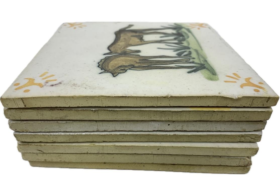 Un grand groupe d'anciens carreaux de Sant' Anna de Lisbonne, au Portugal. Avec des représentations colorées et primitives de poneys, de figues, de chats, d'artichauts et de verres à vin. L'entreprise produit depuis les années 1700. Solide et de bon