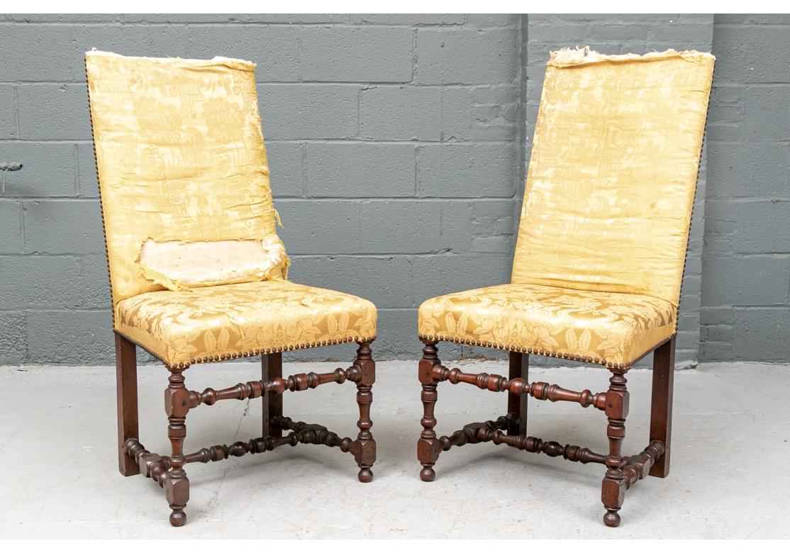Groupe de chaises de style jacobéen avec de beaux cadres tournés. Un groupe de huit châssis de chaises anciennes compatibles qui ont besoin d'être rembourrés et restaurés. Les chaises sont dotées d'un cadre et d'un châssis tournés et reposent sur