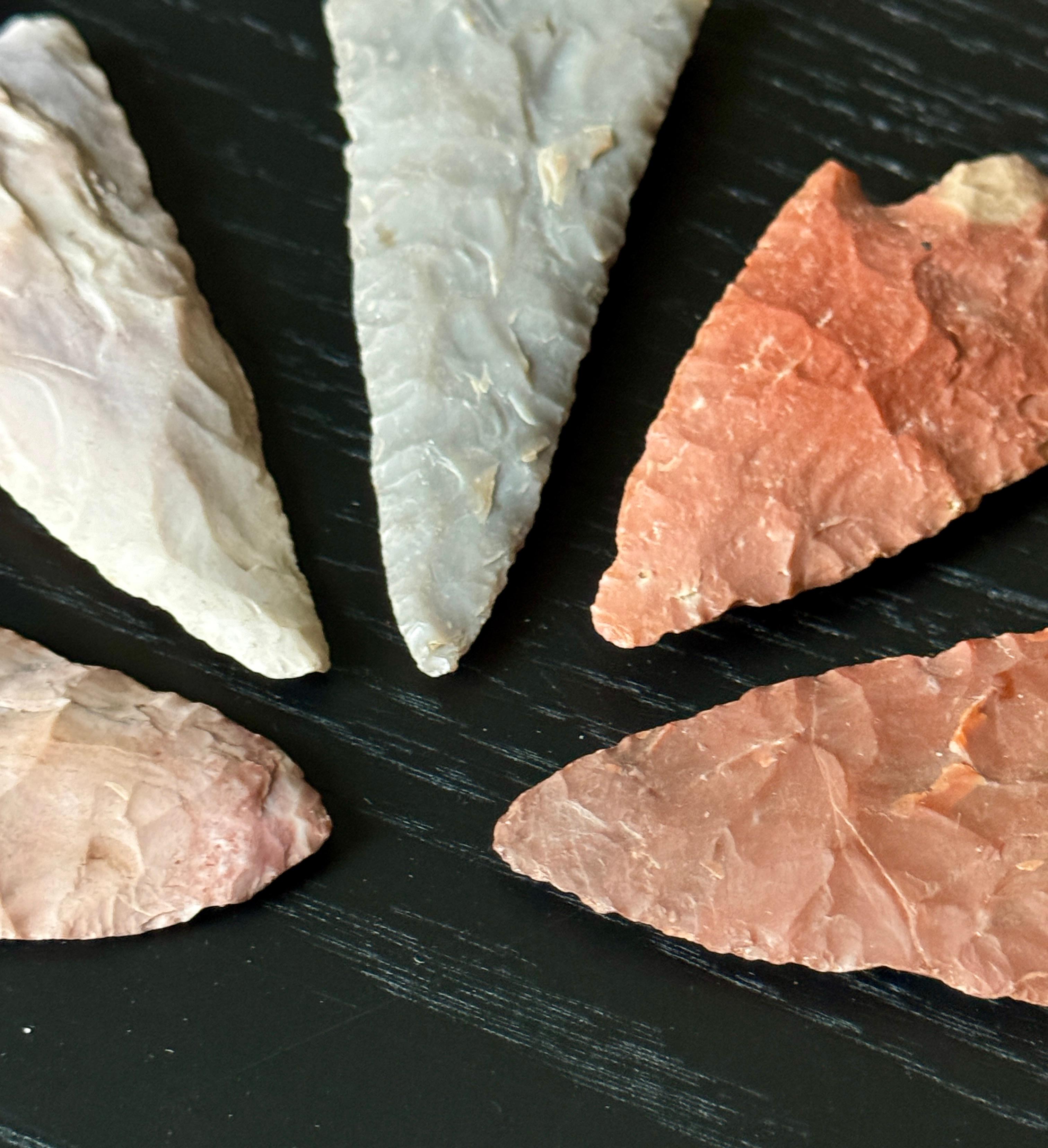 Group of 9 Arrowheads Carved From Various Types of Stone In Good Condition In San Francisco, CA