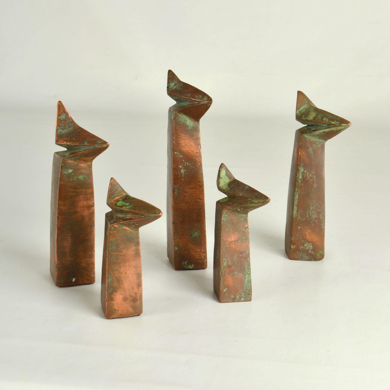 Il gruppo di cinque sculture astratte di diverse altezze è come una famiglia di figure. Sono realizzati a mano in rame e ossidati nel tempo.