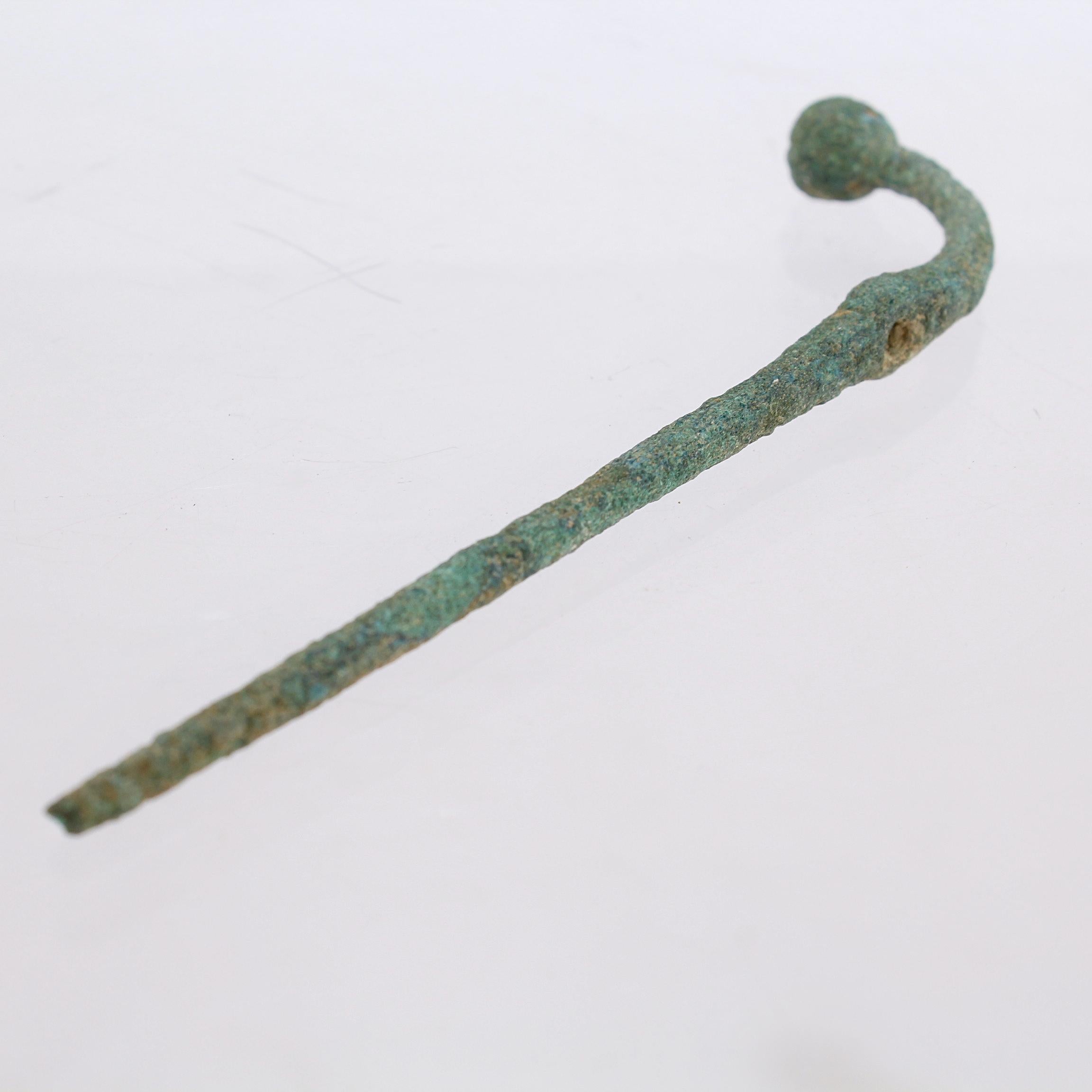 Gruppe antiker römischer Bronzewerkzeuge und Haarnadeln im Angebot 5