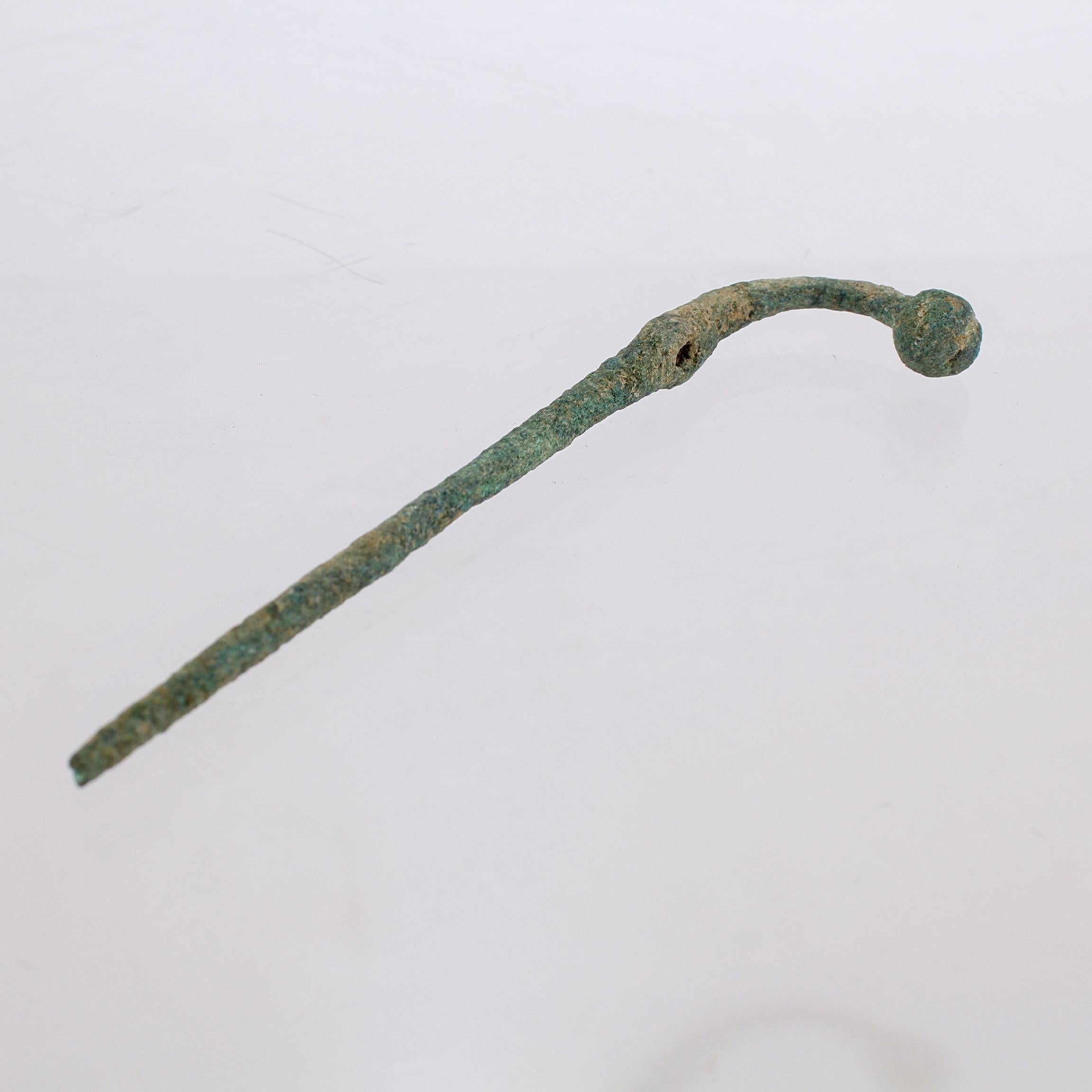 Gruppe antiker römischer Bronzewerkzeuge und Haarnadeln im Angebot 6