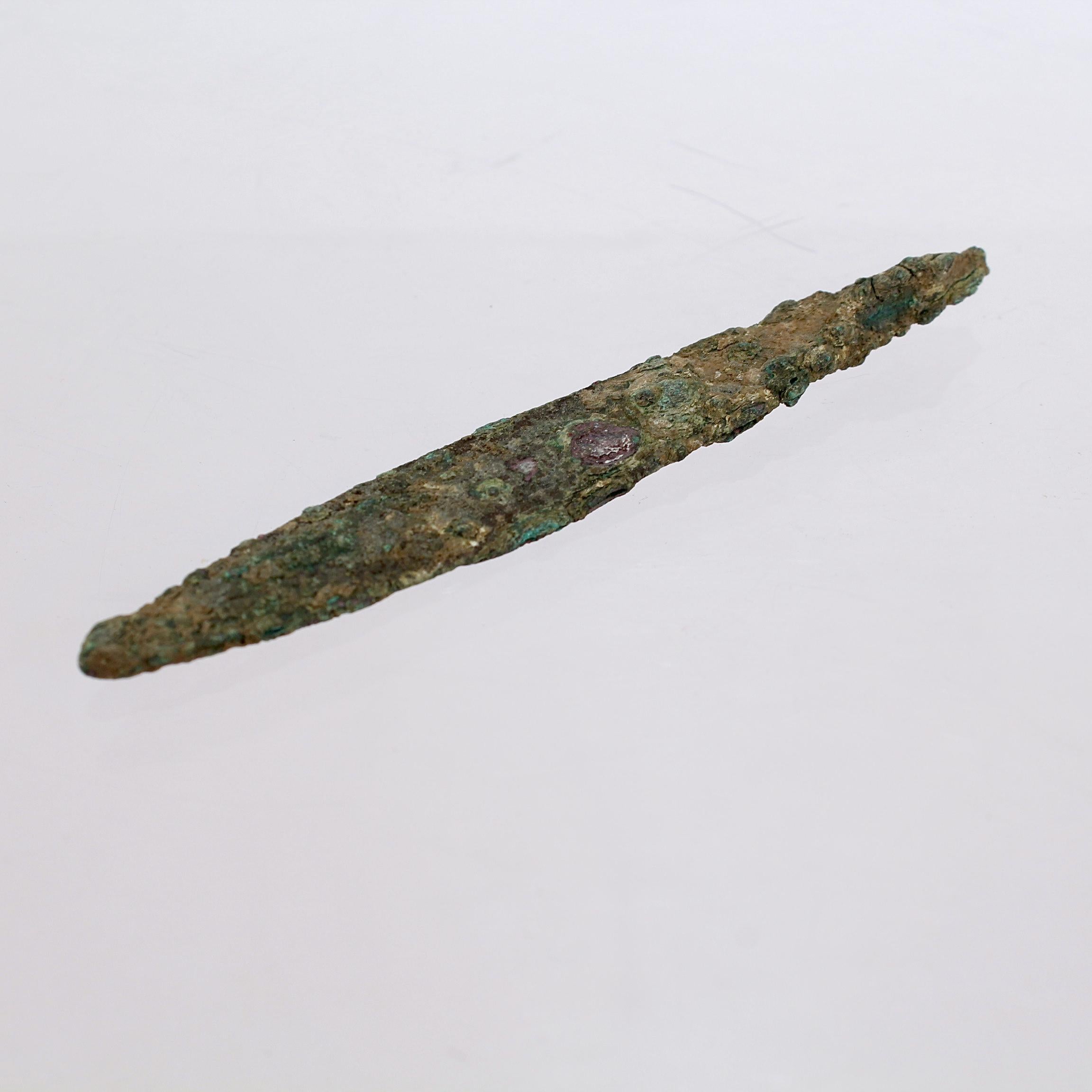 Romain classique Groupe d'outils et d'épingles à cheveux en bronze de l'Antiquité romaine en vente