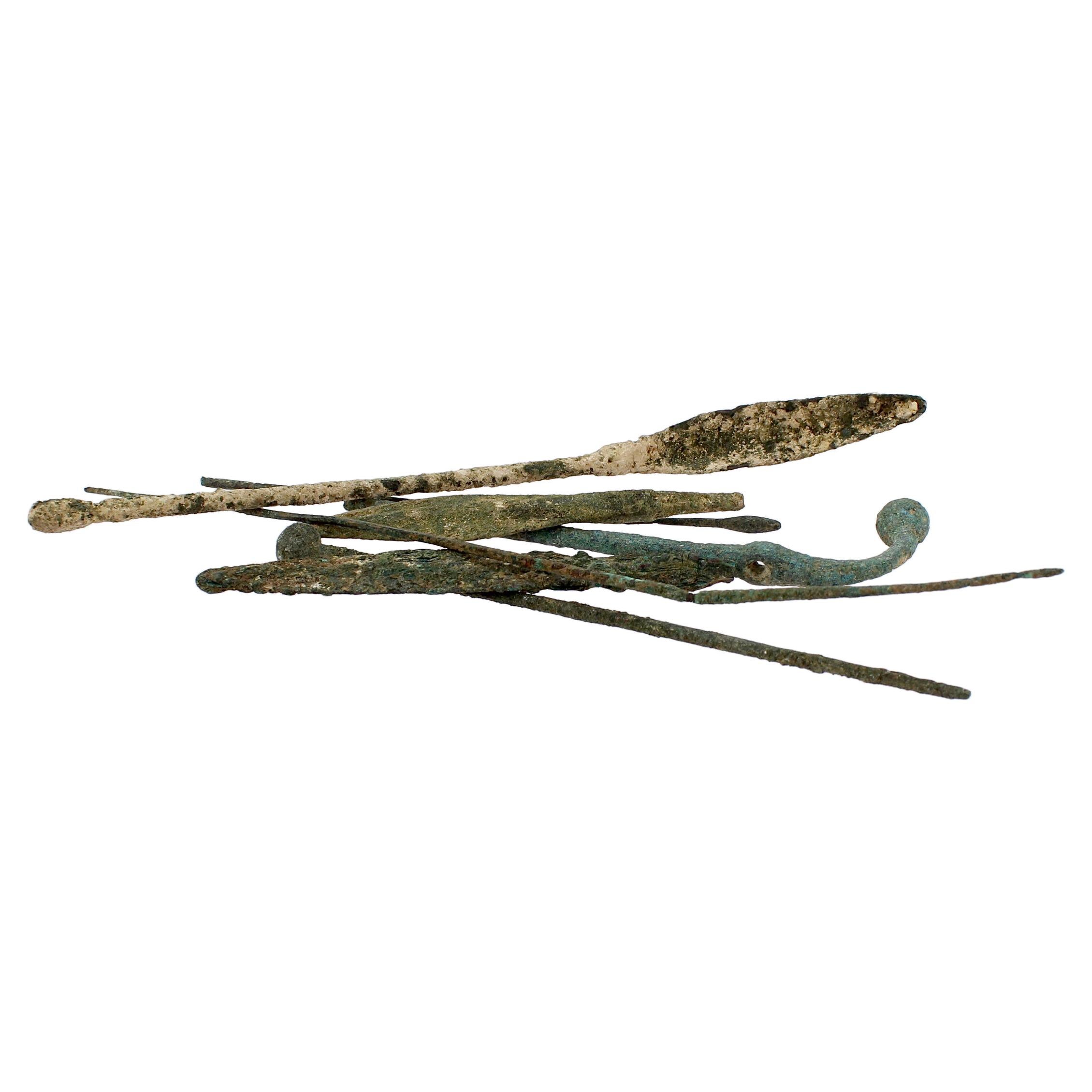Groupe d'outils et d'épingles à cheveux en bronze de l'Antiquité romaine en vente
