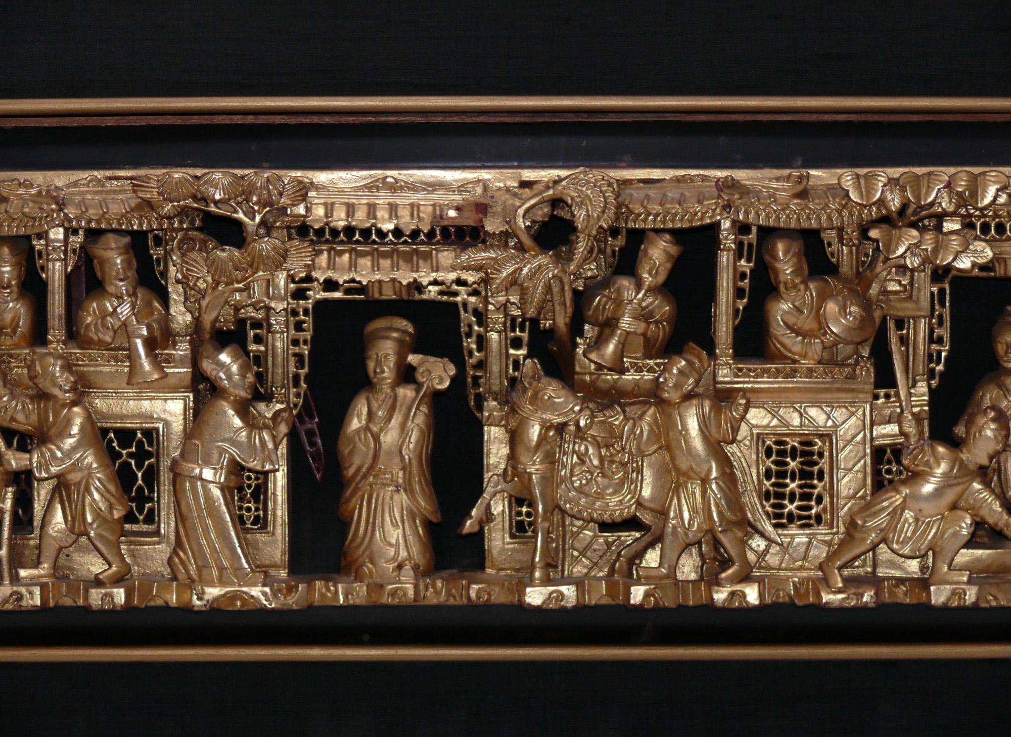 Groupe de plaques asiatiques en bois doré sculpté à la main  en vente 3